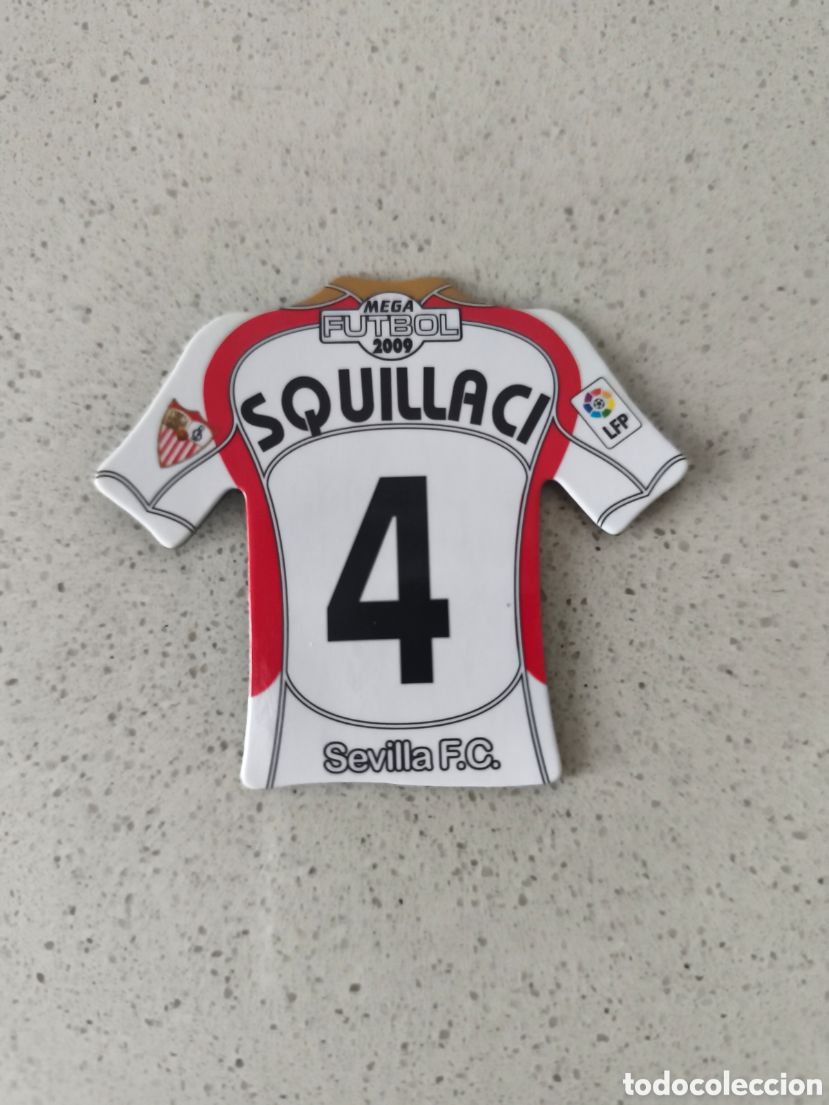 Cromos de f&uacute;tbol: CAMISETA IMAN NUMERO 4 SQUILLACI SEVILLA. MEGA FUTBOL MAGNETS 2008-2009