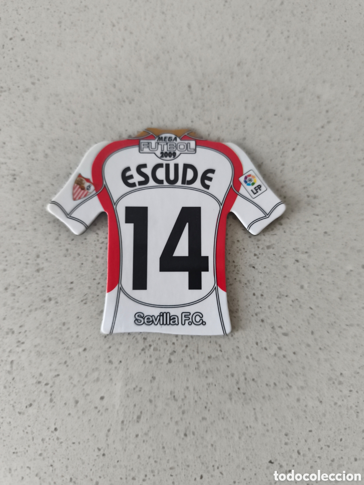 Cromos de Futebol: CAMISETA IMAN NUMERO 14 ESCUDE SEVILLA. MEGA FUTBOL MAGNETS 2008-2009