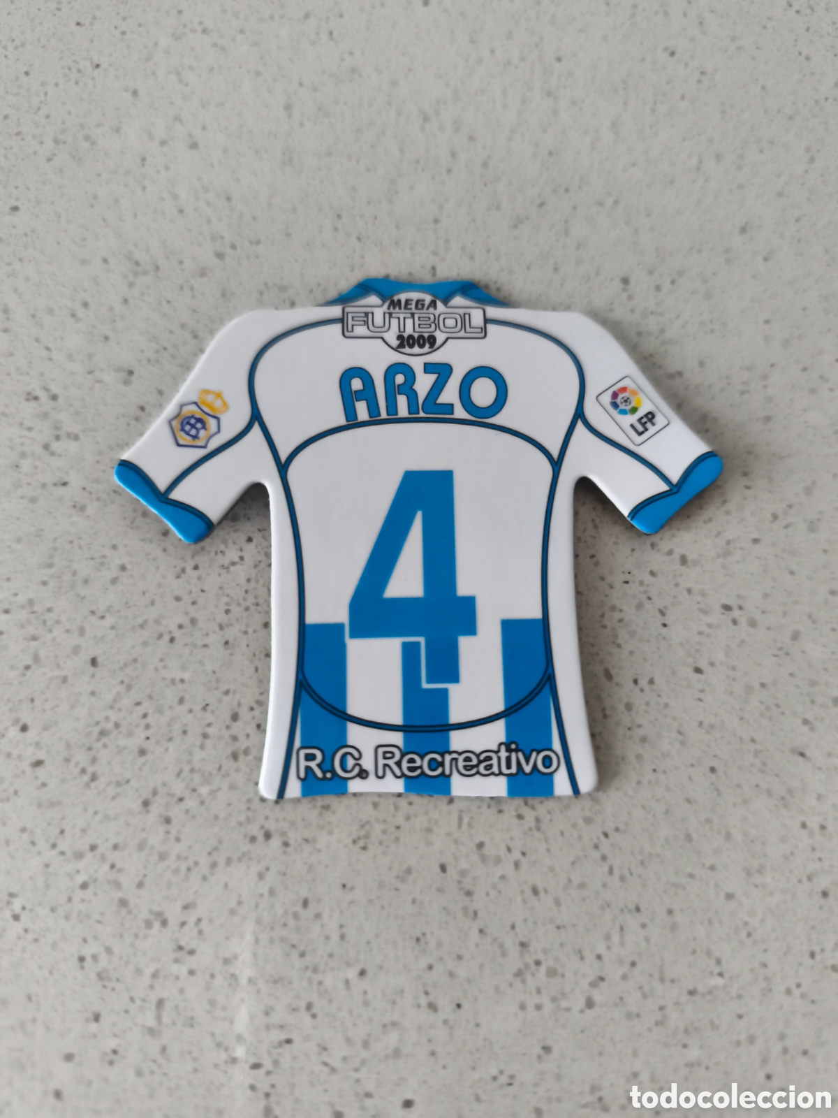Cromos de f&uacute;tbol: CAMISETA IMAN NUMERO 4 ARZO RECREATIVO HUELVA. MEGA FUTBOL MAGNETS 2008-2009