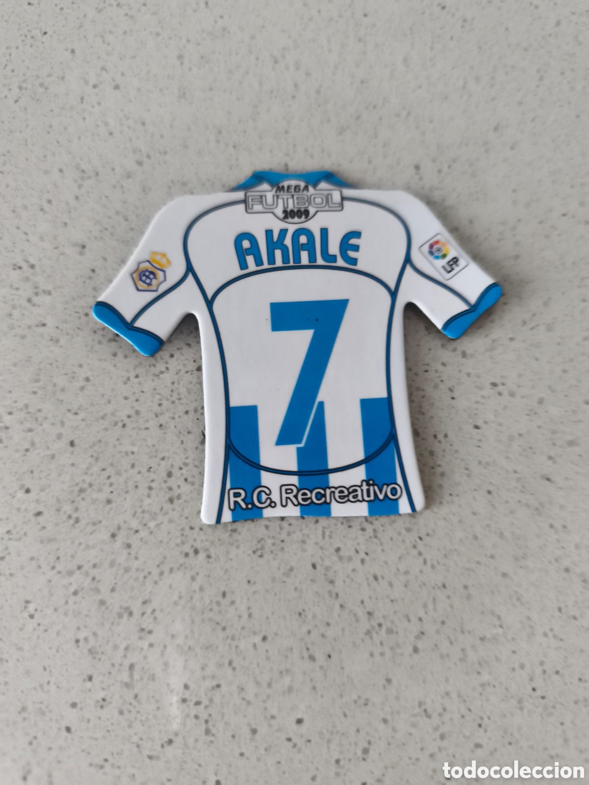 Cromos de f&uacute;tbol: CAMISETA IMAN NUMERO 7 AKALE RECREATIVO HUELVA. MEGA FUTBOL MAGNETS 2008-2009