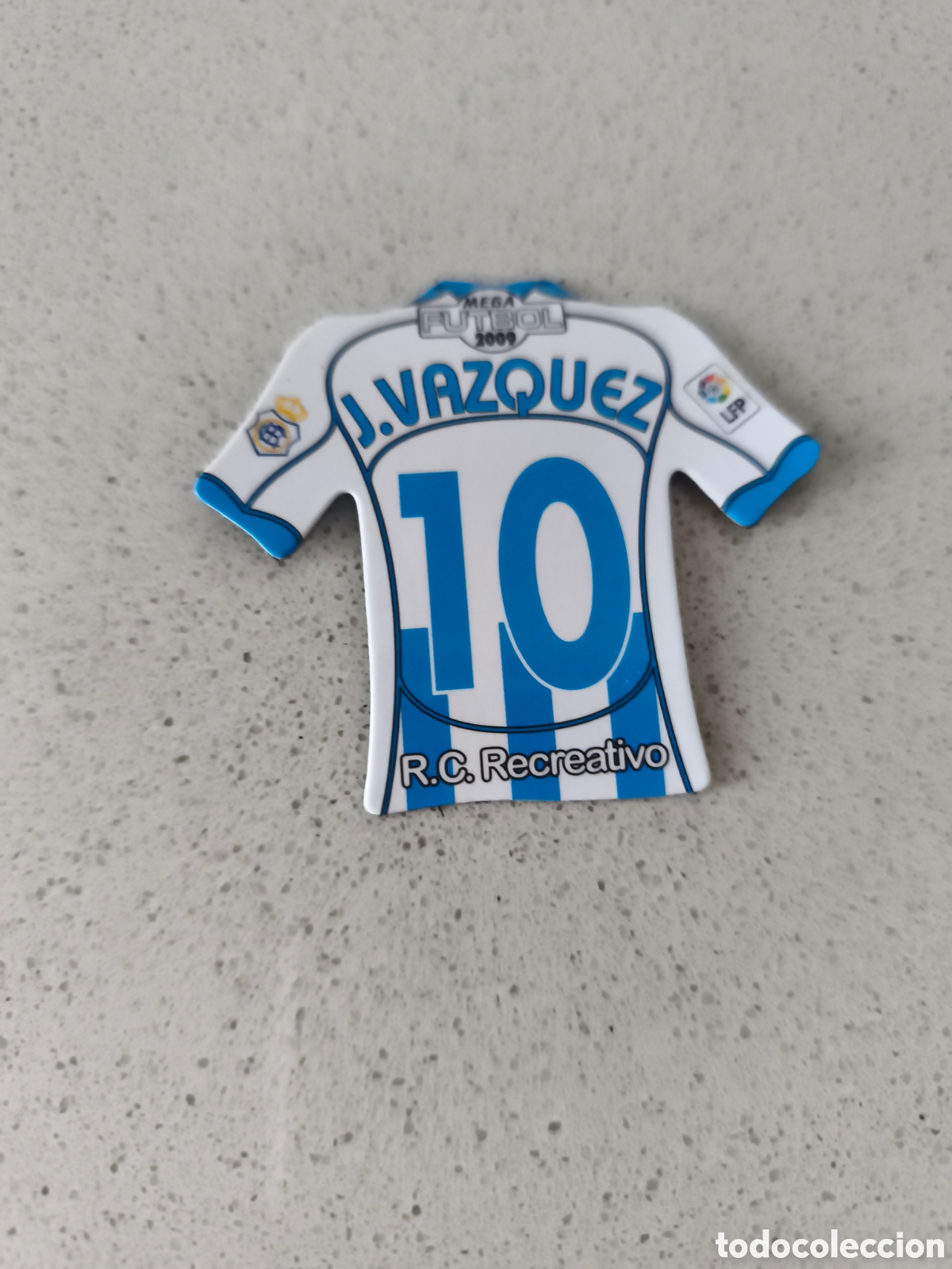 Cromos de f&uacute;tbol: CAMISETA IMAN NUMERO 10 J. VAZQUEZ RECREATIVO HUELVA. MEGA FUTBOL MAGNETS 2008-2009