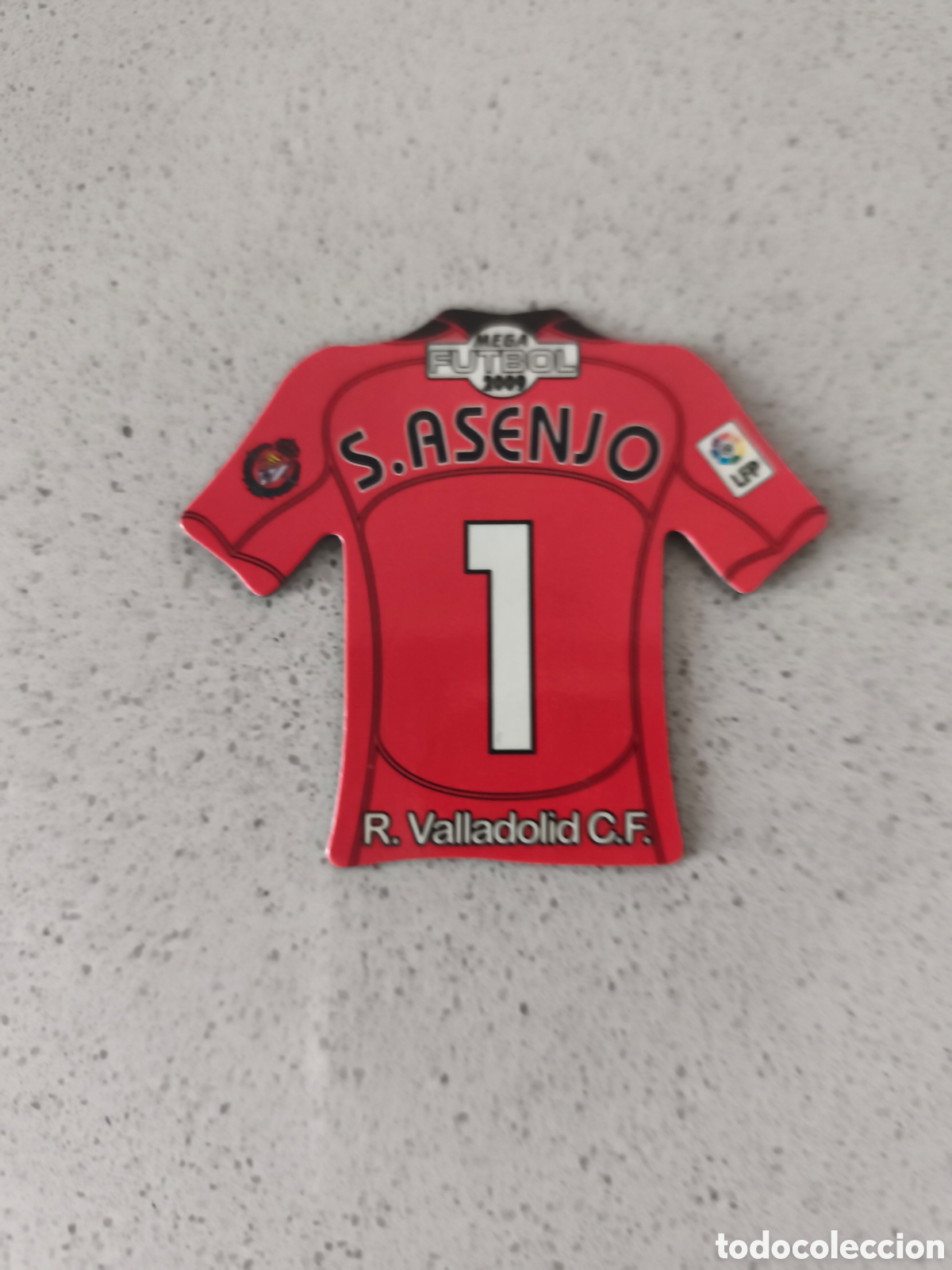 Cromos de f&uacute;tbol: CAMISETA IMAN NUMERO 1 S. ASENJO VALLADOLID. MEGA FUTBOL MAGNETS 2008-2009