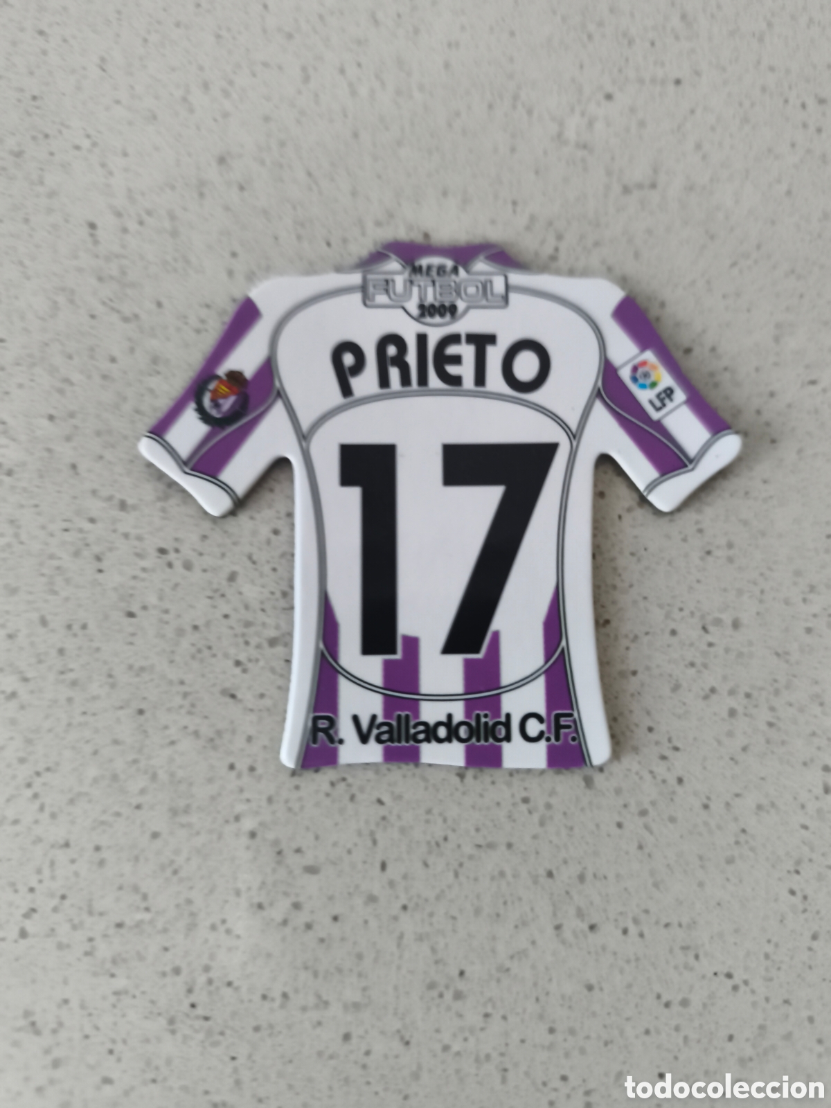Cromos de f&uacute;tbol: CAMISETA IMAN NUMERO 17 PRIETO VALLADOLID. MEGA FUTBOL MAGNETS 2008-2009