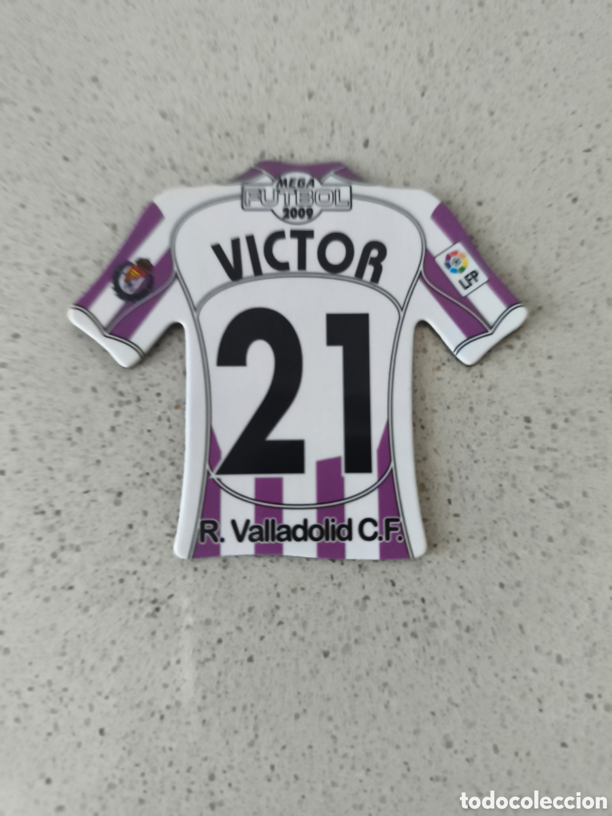 Cartes &agrave; collectionner de Football: CAMISETA IMAN NUMERO 21 VICTOR VALLADOLID. MEGA FUTBOL MAGNETS 2008-2009