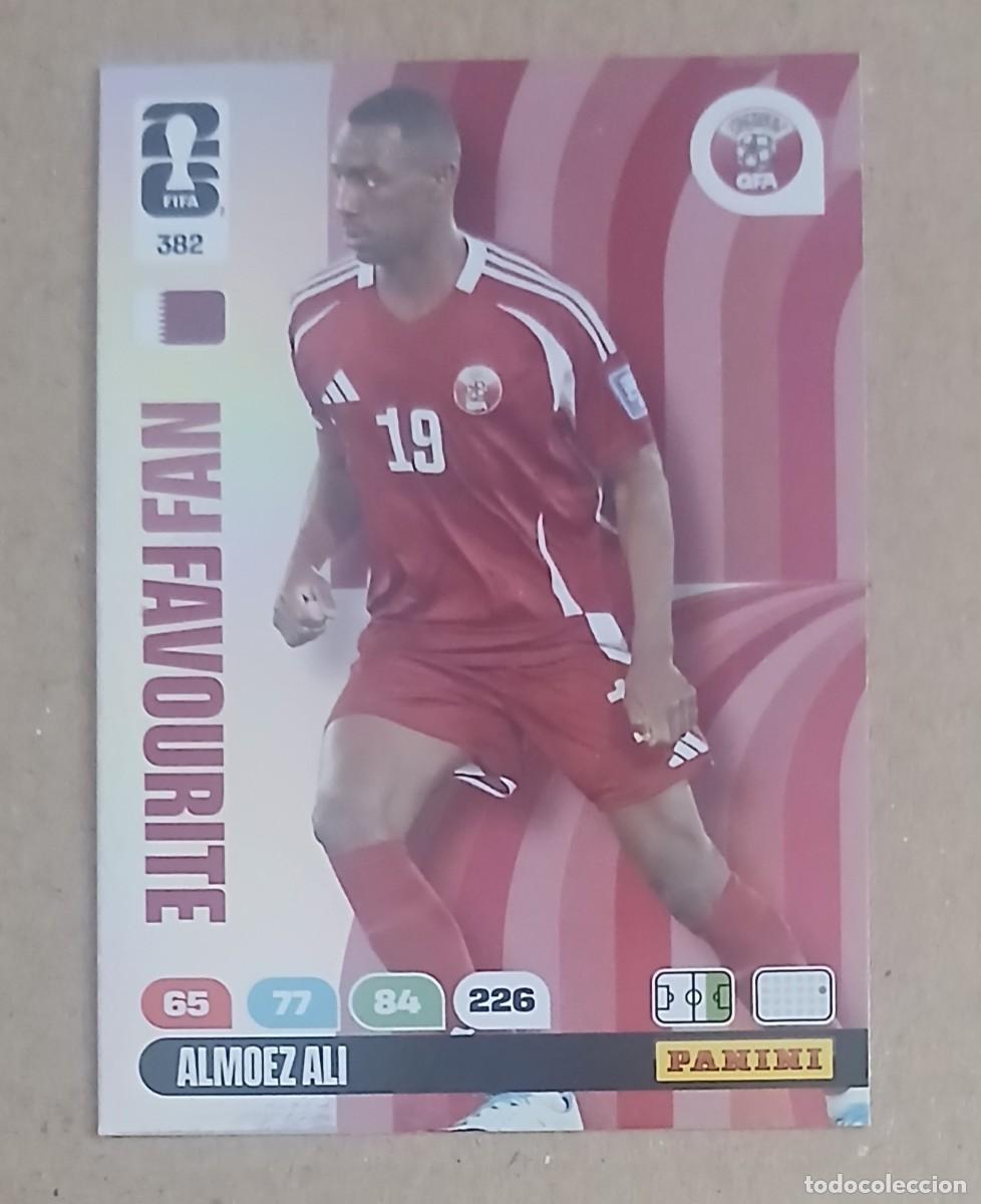 Figurine di Calcio: CROMO n&ordm; 382 ALMOEZ ALI QATAR FAN FAVOURITE ADRENALYN XL FIFA WORLD CUP 2026 DE PANINI. Nuevo.