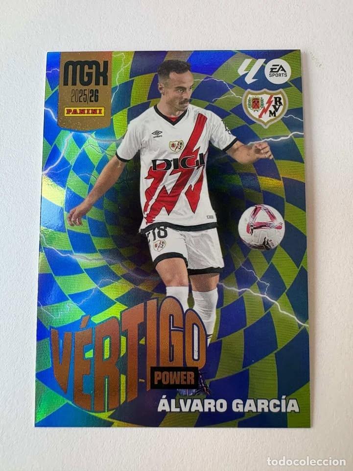 Cromos de f&uacute;tbol: Carta &Aacute;lvaro Garc&iacute;a V&eacute;rtigo Paralela Rayo Vallecano 379 Megacracks 2025-26