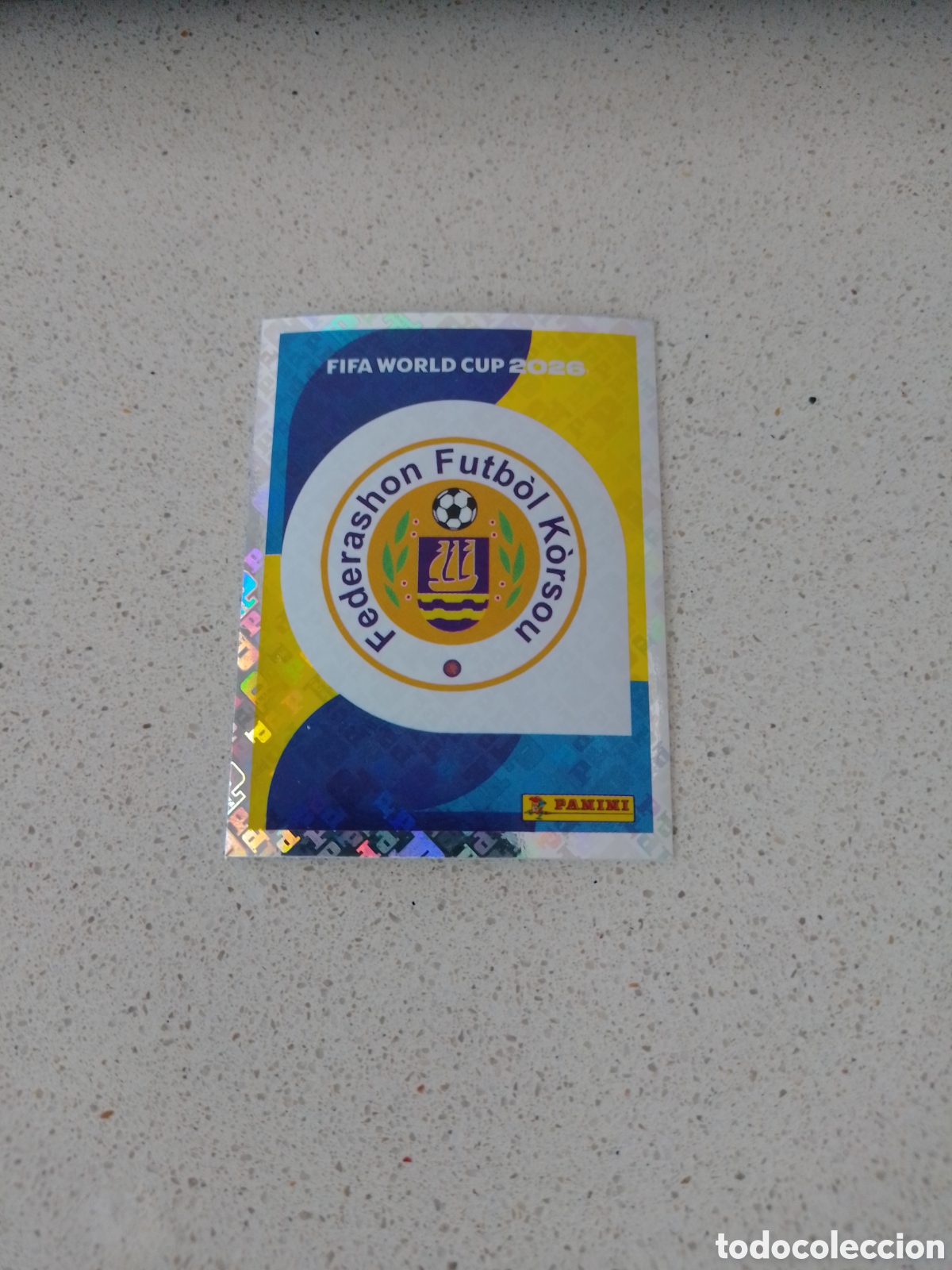 Cromos de f&uacute;tbol: CROMO NUMERO 1 ESCUDO CURAZAO. MUNDIAL 2026. PANINI.