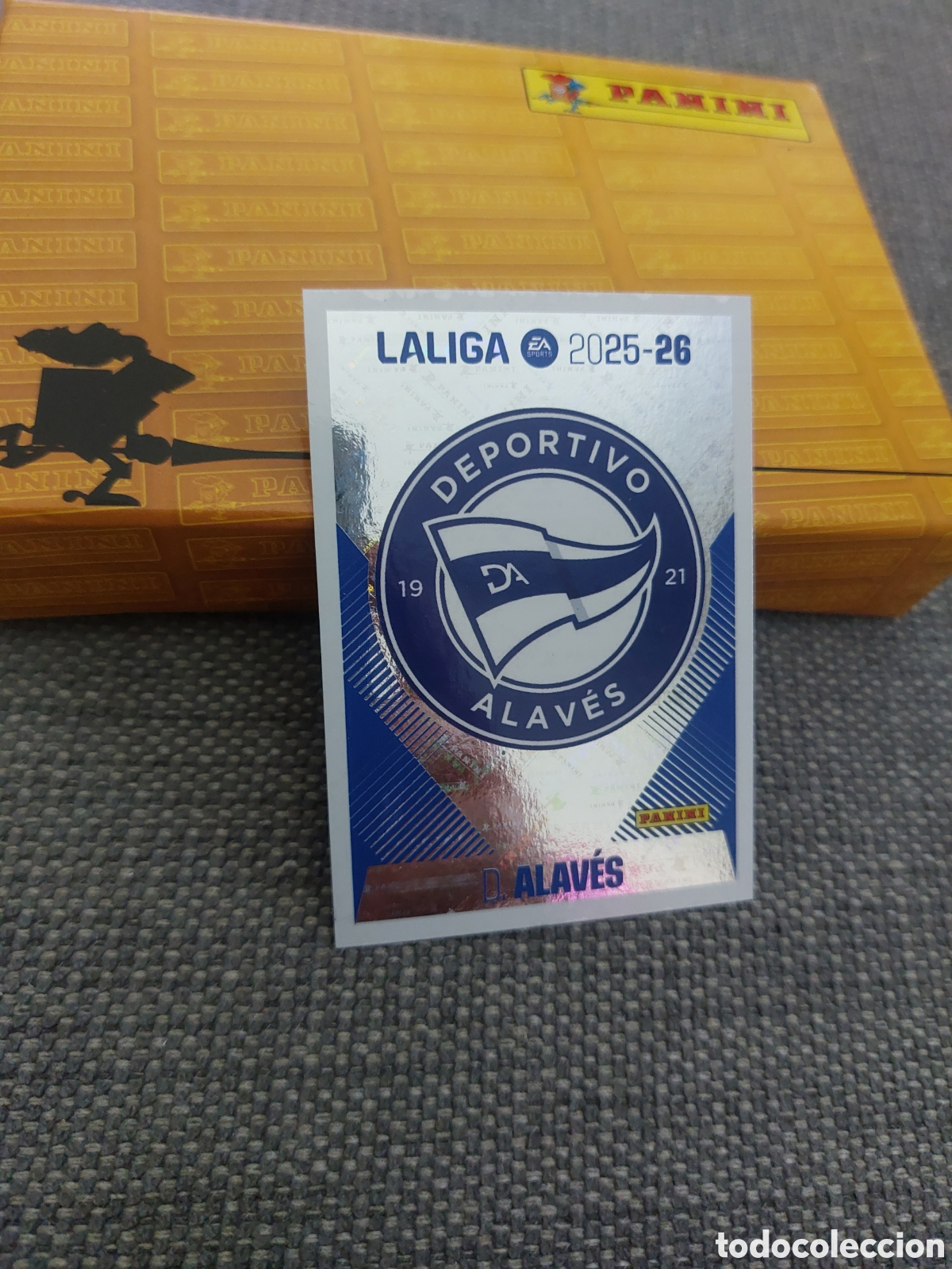 Cromos de f&uacute;tbol: 1 ESCUDO ALAVES LIGA ESTE 2025 2026 PANINI 25 26
