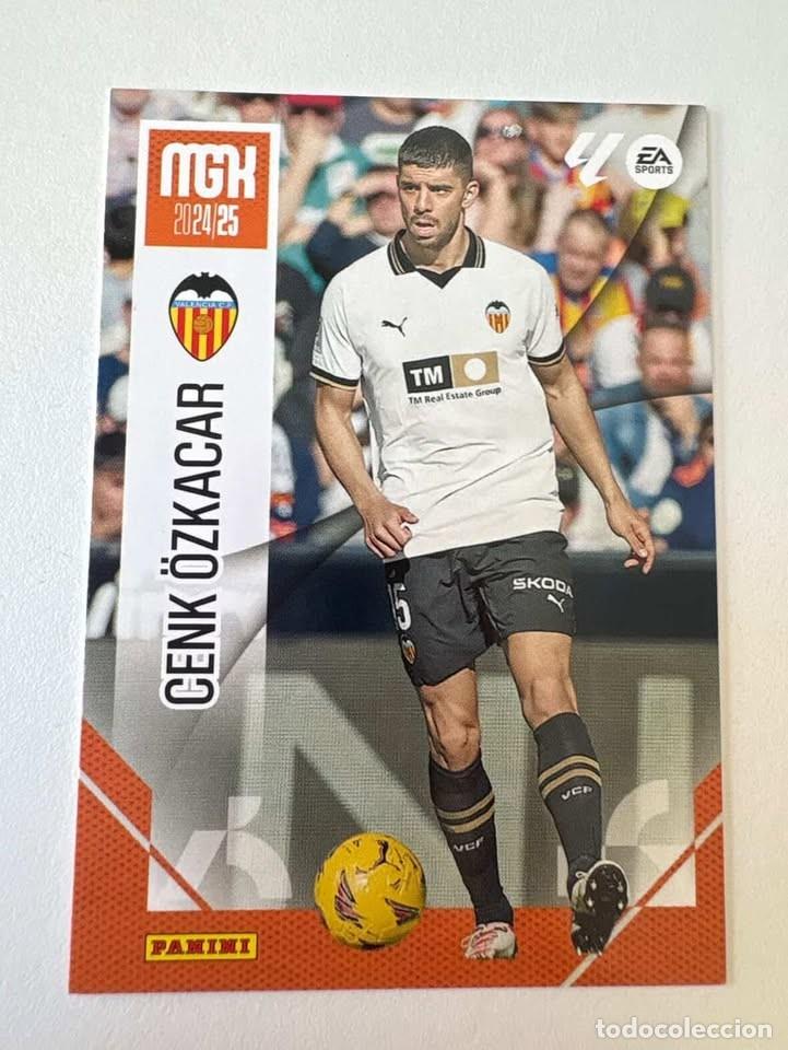 Fu&szlig;ball-Sticker: Carta Cenk &Ouml;zkacar Valencia 327 Megacracks 2024-25