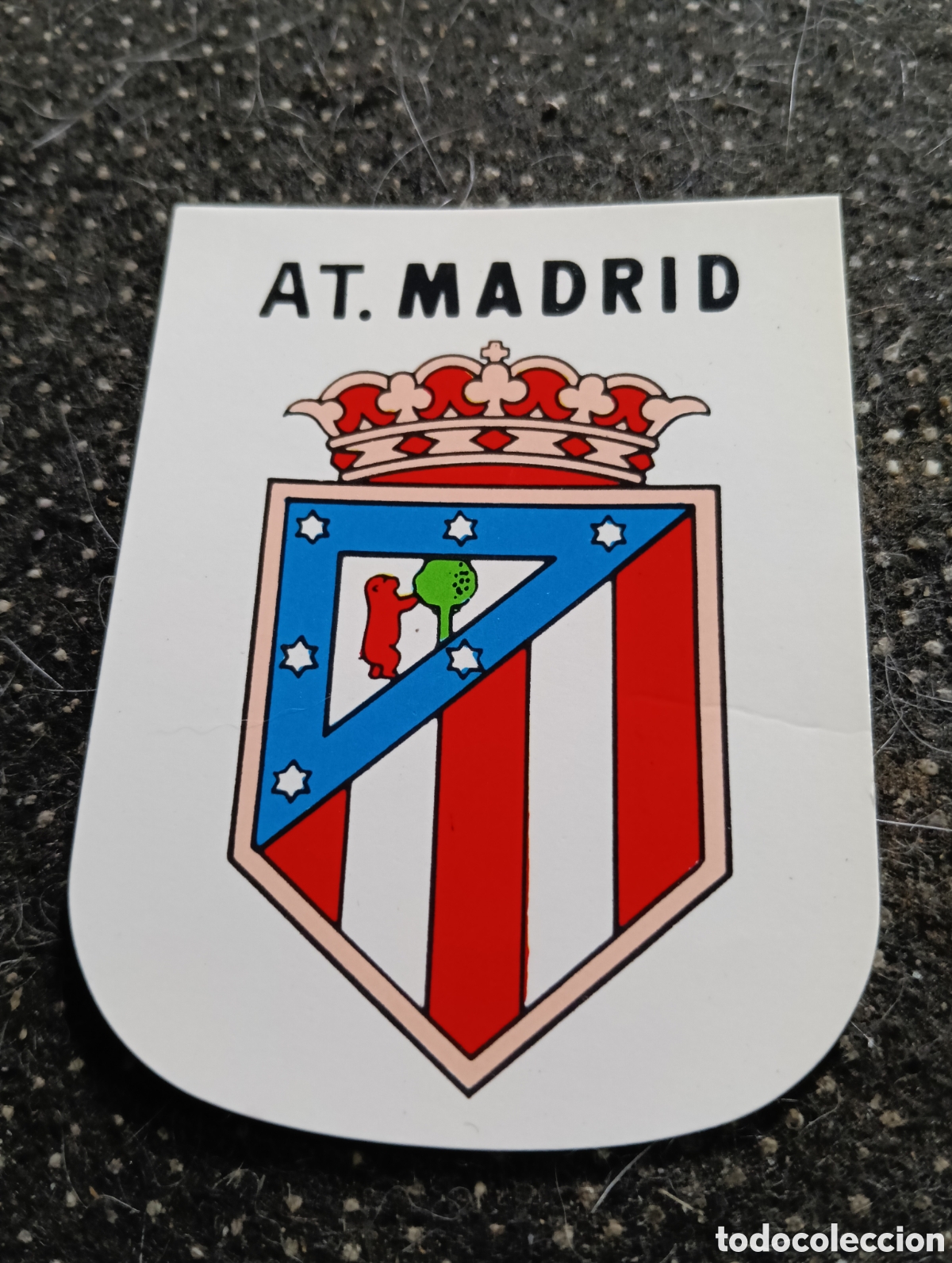 Cromos de f&uacute;tbol: Pegatina escudo del Atl&eacute;tico de Madrid mide 7 x 5,5 cm