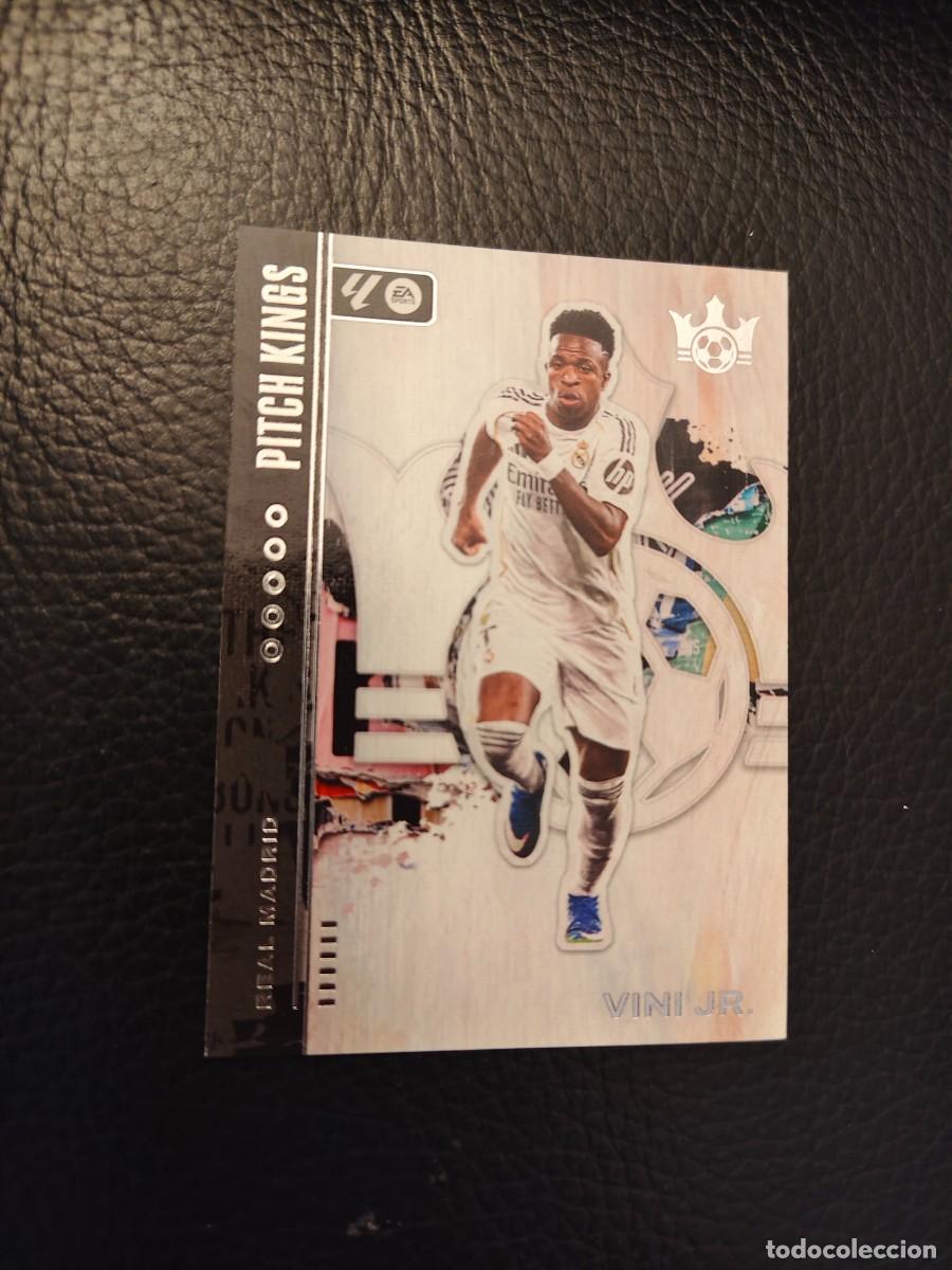 Cromos de f&uacute;tbol: 7 PITCH KINGS LA LIGA 25 26 VINI JR. REAL MADRID BASE PANINI 2025 2026 AAB