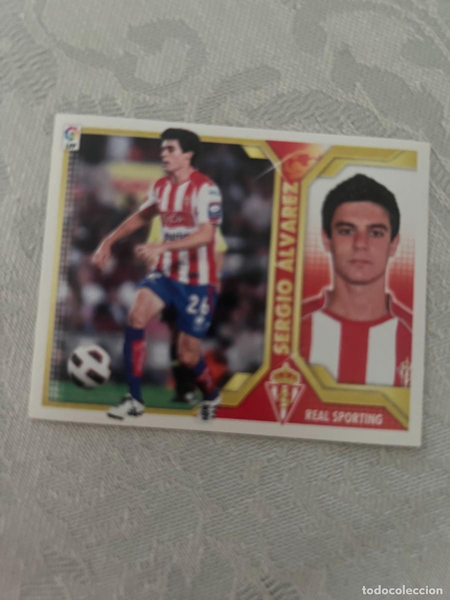 Cromos de f&uacute;tbol: SERGIO ALVAREZ SPORTING DE GIJON COLOCA SIN PEGAR ALBUM ESTE LIGA 2011 - 2012