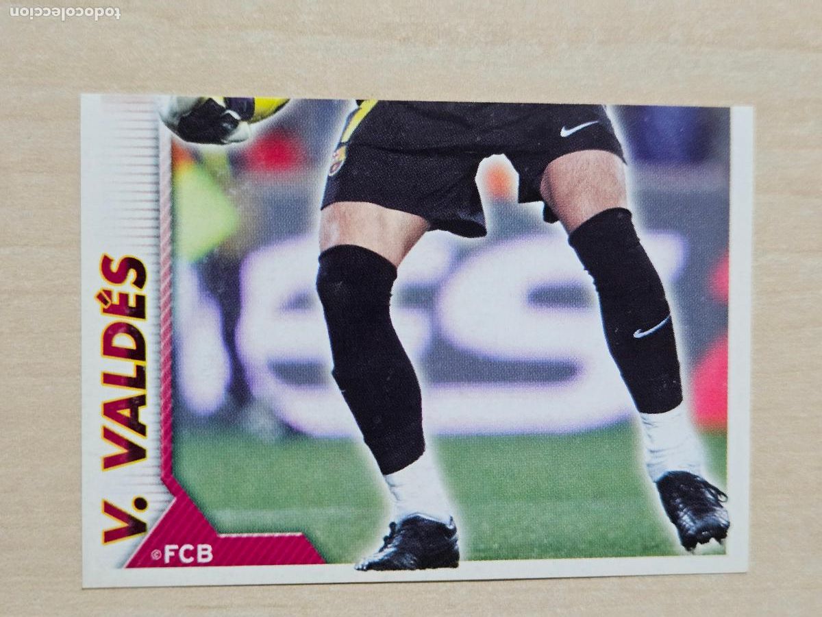Cromos de f&uacute;tbol: CROMO N&ordm; 16 VICTOR VALDES - COLECCION OFICIAL BARCELONA LIGA 2010 2011 - 10 11 SIN PEGAR