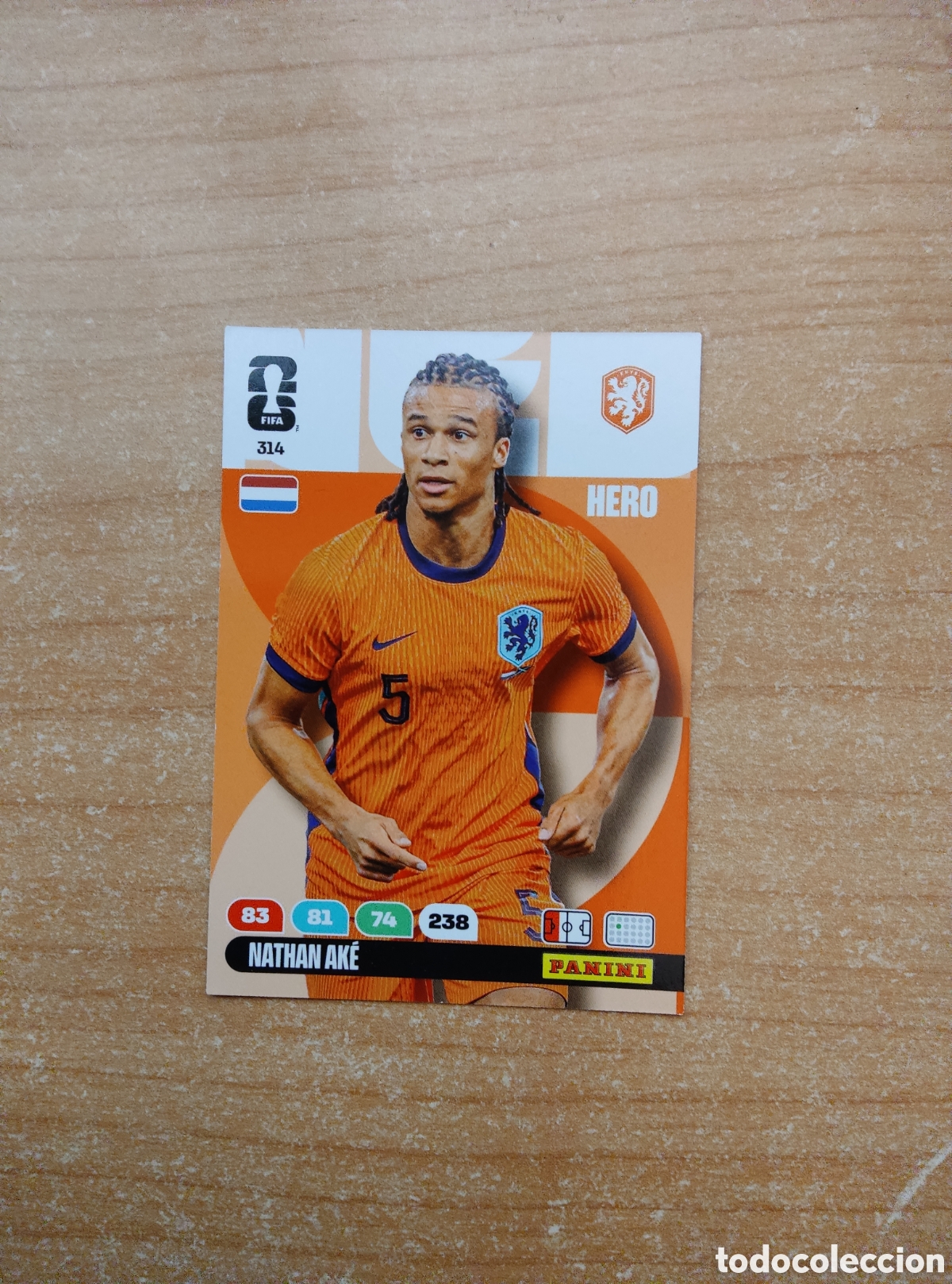 Fu&szlig;ball-Sticker: 314 NATHAN AKE PAISES BAJOS ADRENALYN XL MUNDIAL 2026