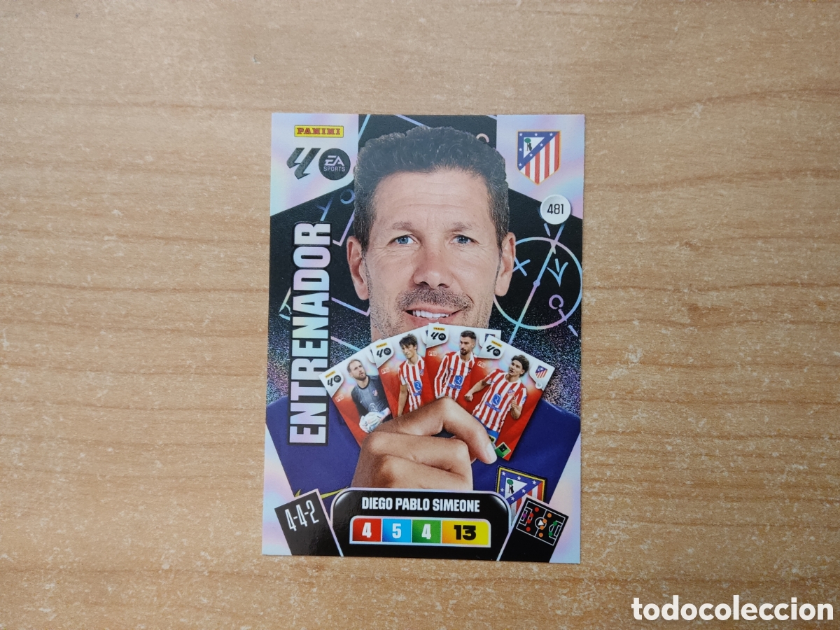 Figurine di Calcio: 481 DIEGO PABLO SIMEONE ENTRENADOR ATLETICO MADRID ADRENALYN XL LIGA 2025 2026