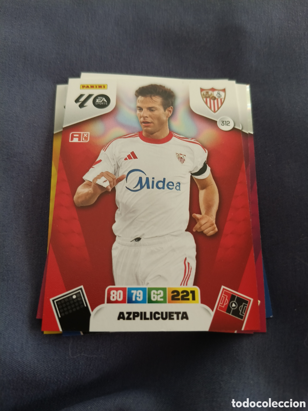Figurine di Calcio: cromo de C&eacute;sar Azpilicueta es parte de la colecci&oacute;n Panini Adrenalyn XL La Liga 2025-2026