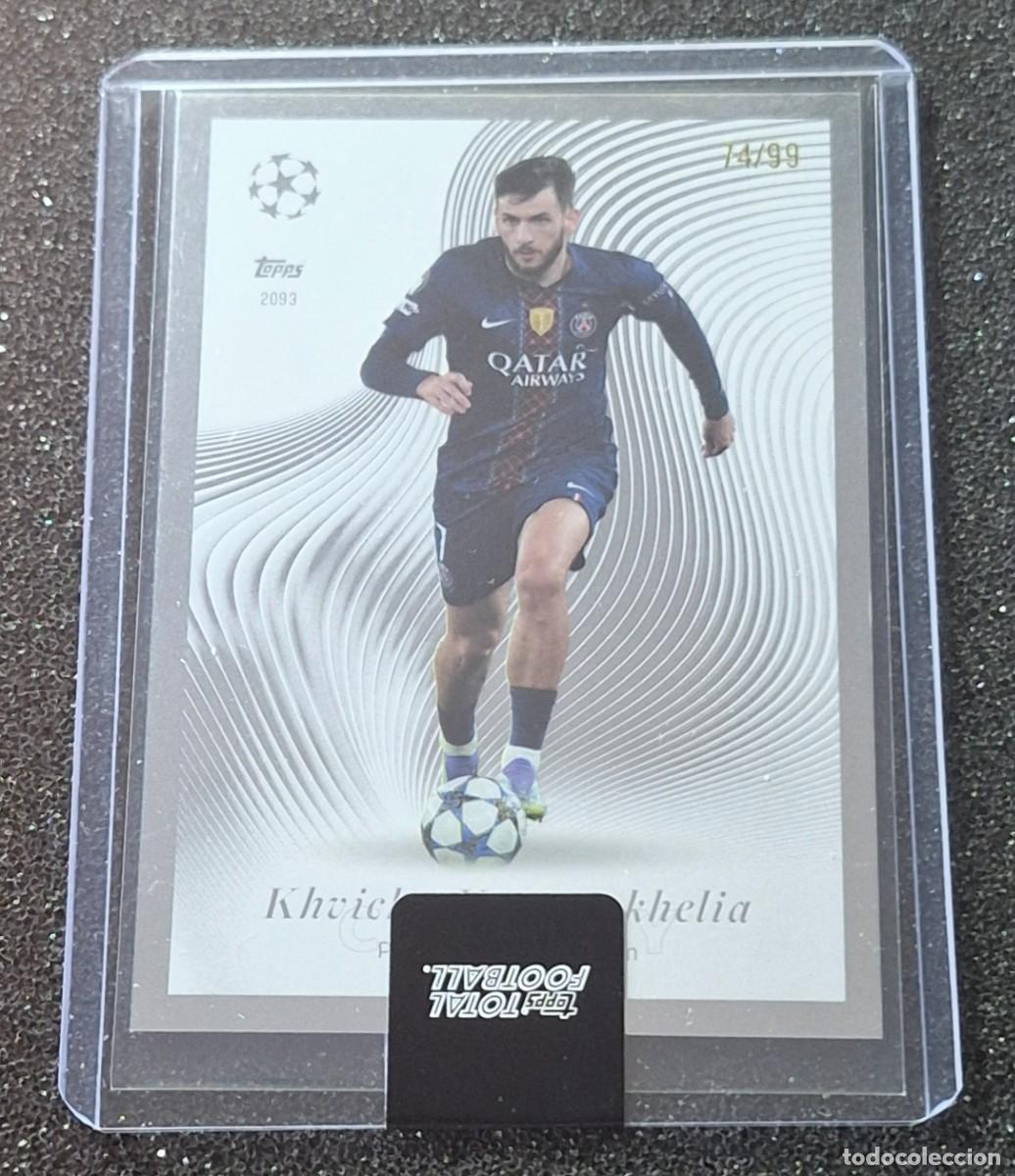 Fu&szlig;ball-Sticker: Khvicha Kvaratskhelia Paris Saint-Germain PSG Topps Total Football 74/99 Clarity