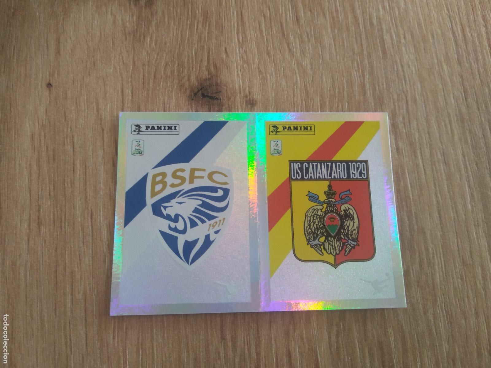 Cromos de f&uacute;tbol: 529 ESCUDO BRESCIA CATANZARO CROMO FUTBOL PANINI LIGA ITALIA 23-24 CALCIATORI 2023-2024