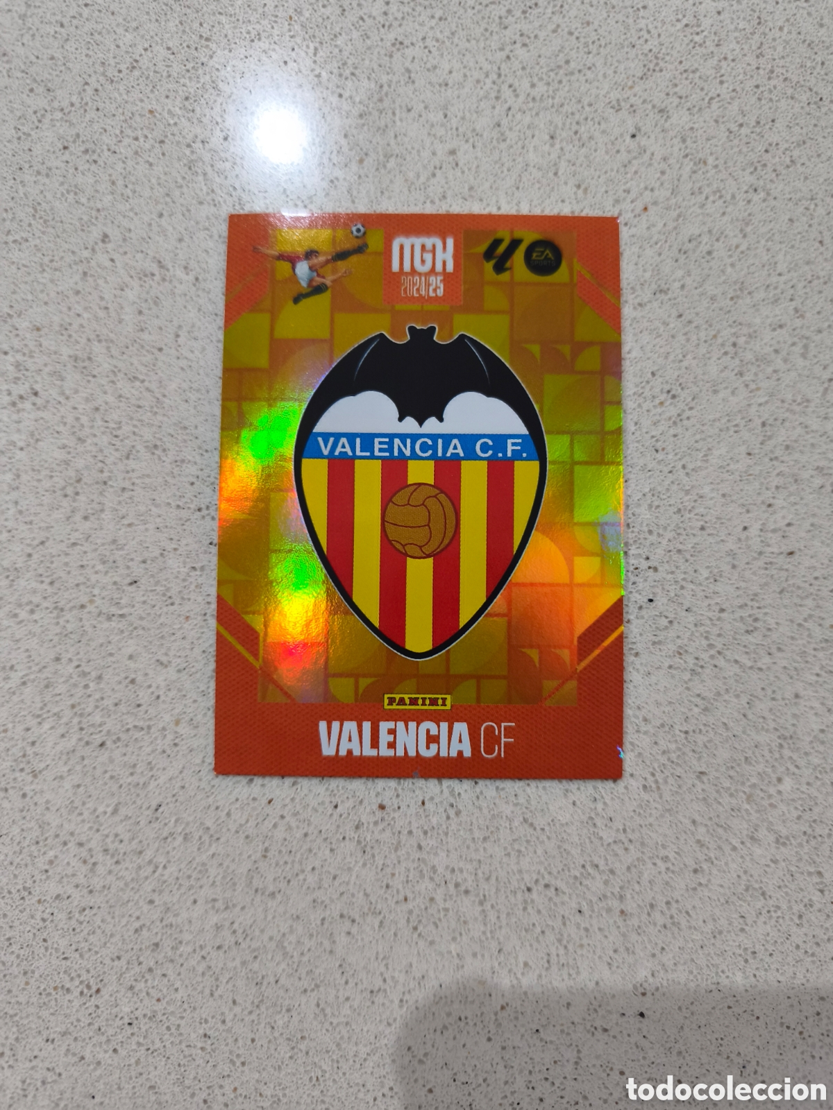 Cromos de f&uacute;tbol: CARTA N&Uacute;MERO 325 ESCUDO VALENCIA. MEGACRACKS 24/25. PANINI.