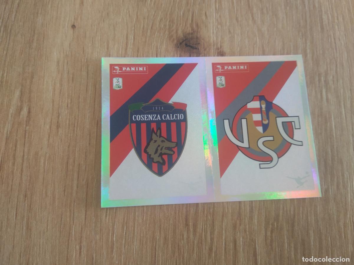 Cromos de f&uacute;tbol: 555 ESCUDO COSENZA CREMONESE COMO CROMO FUTBOL PANINI LIGA ITALIA 23-24 CALCIATORI 2023-2024