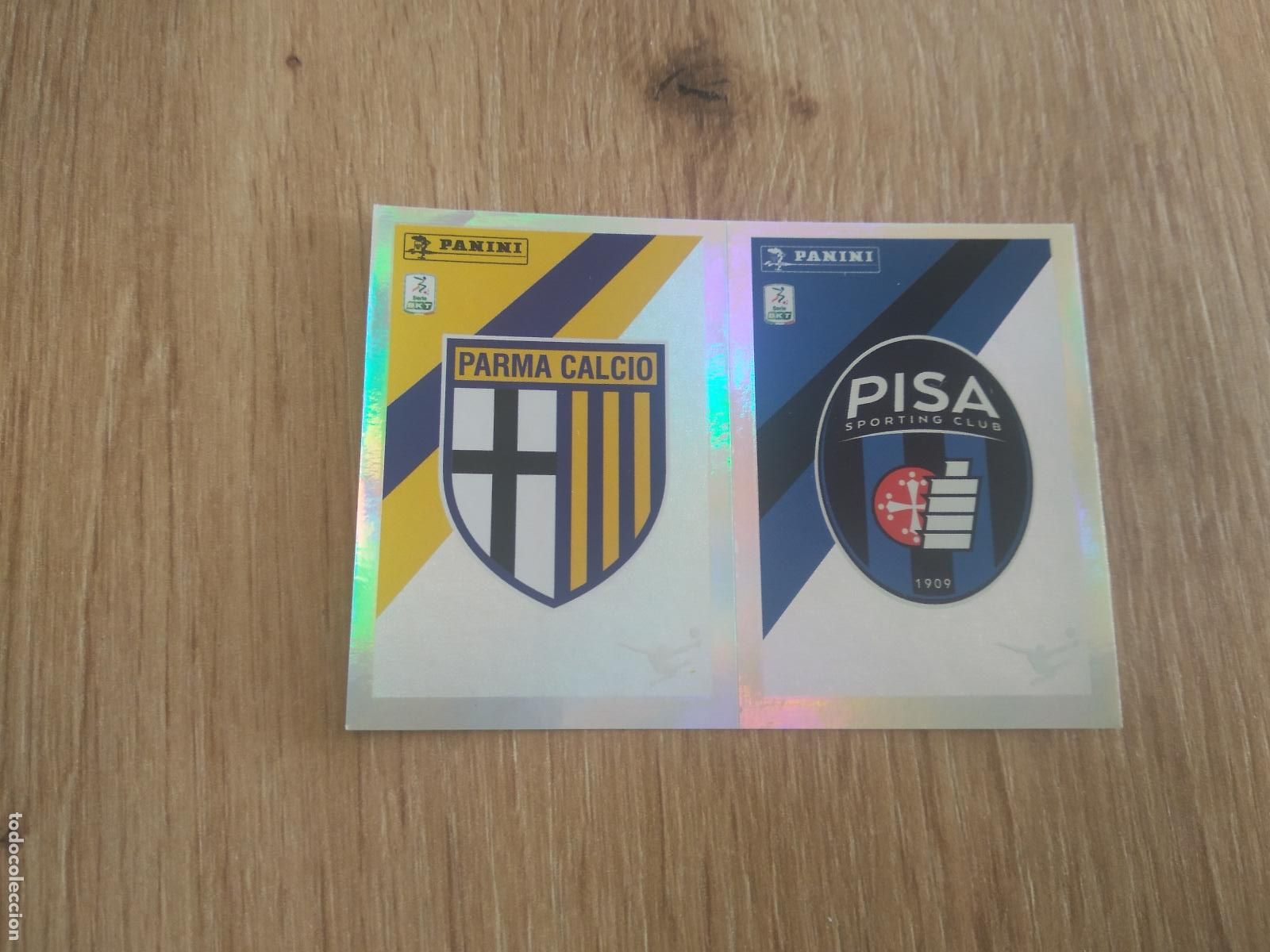Cromos de f&uacute;tbol: 594 ESCUDO PARMA PISA CROMO FUTBOL PANINI LIGA ITALIA 23-24 CALCIATORI 2023-2024