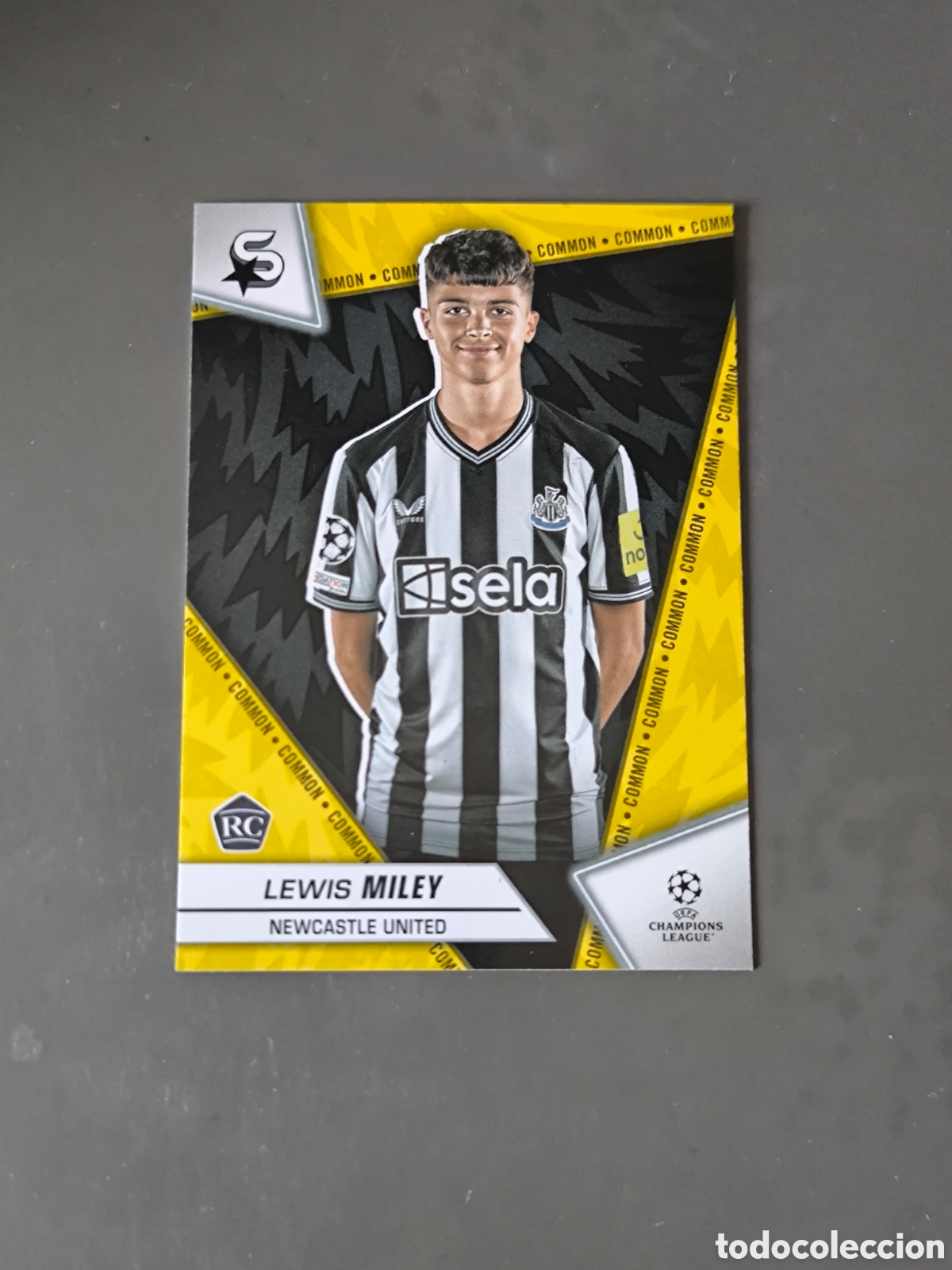 Cromos de f&uacute;tbol: LEWIS MILEY 104 Rookie Common Newcastle Superstars 2024 Topps