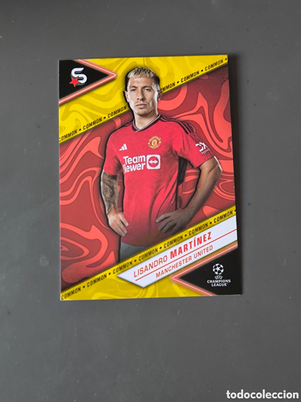 Cromos de f&uacute;tbol: LISANDRO MART&Iacute;NEZ 100 Common Manchester United Superstars 2024 Topps