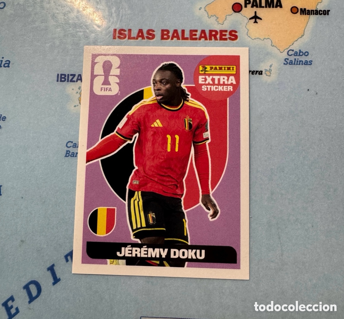 Cromos de f&uacute;tbol: Jeremy Doku extra sticker versi&oacute;n morada de B&eacute;lgica cromo panini Mundial Fifa World Cup 2026