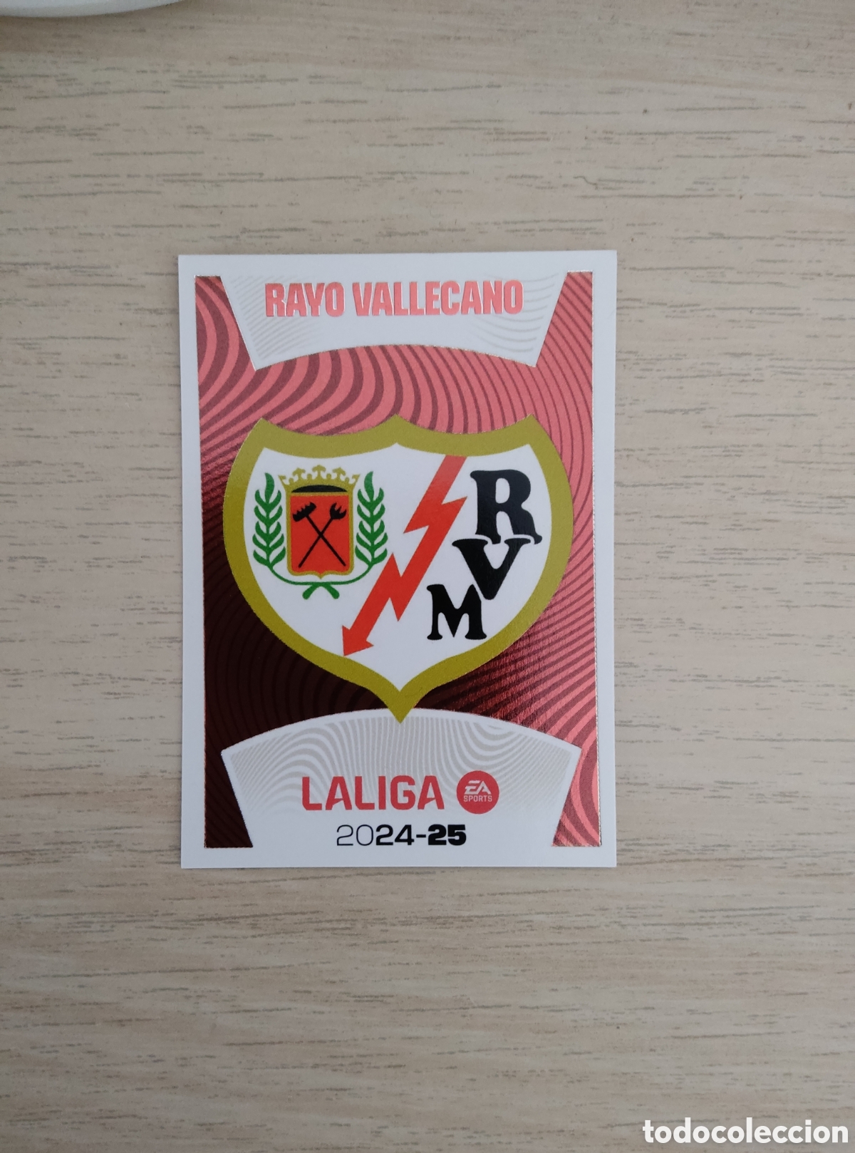 Fu&szlig;ball-Sticker: 1 ESCUDO RAYO VALLECANO LIGA ESTE 2024 2025