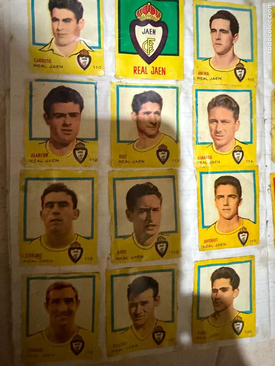 Cromos de f&uacute;tbol: Lote de cromos pegados en libreta a&ntilde;os 50/60