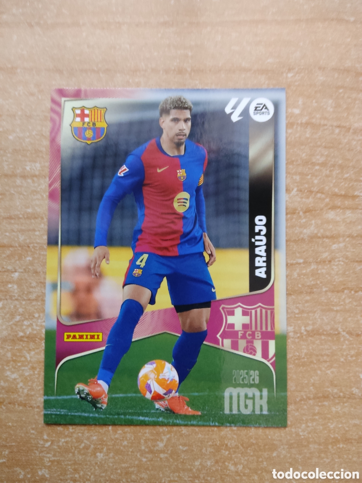Fu&szlig;ball-Sticker: 78 RONALD ARAUJO BARCELONA MEGACRACKS 2025 2026