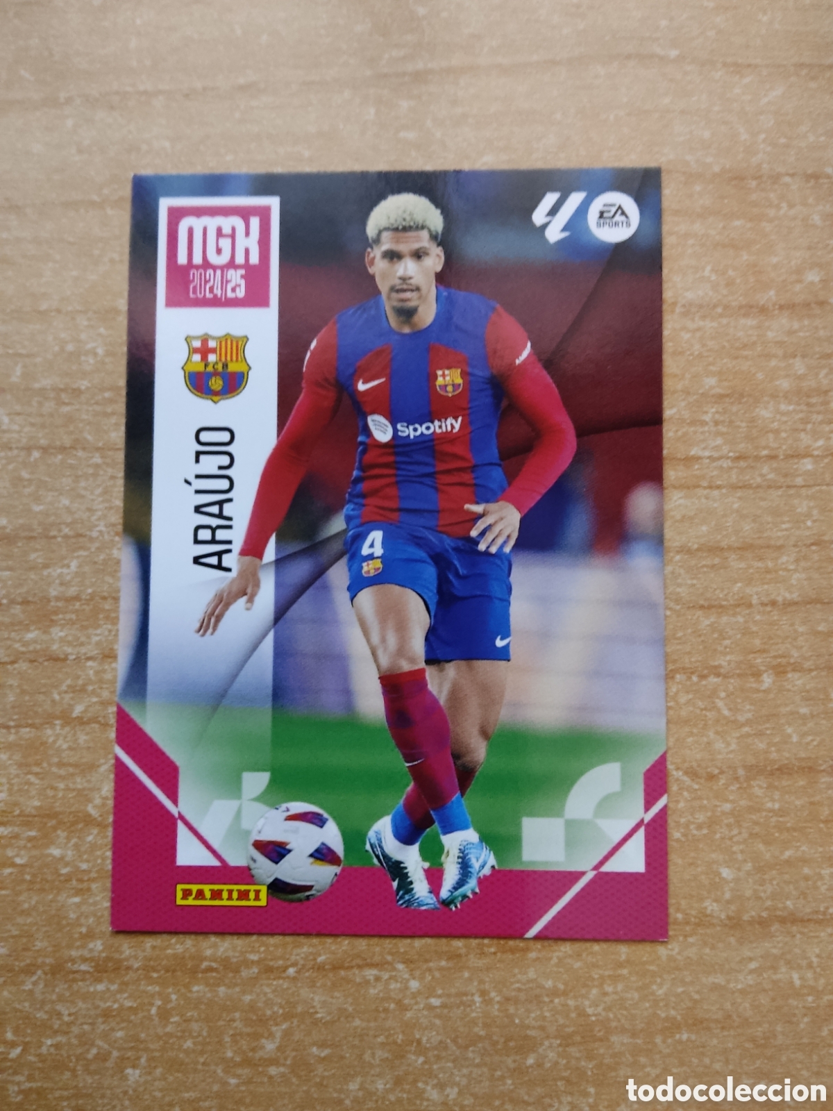 Cartes &agrave; collectionner de Football: 77 ARAUJO BARCELONA MEGACRACKS 2024 2025