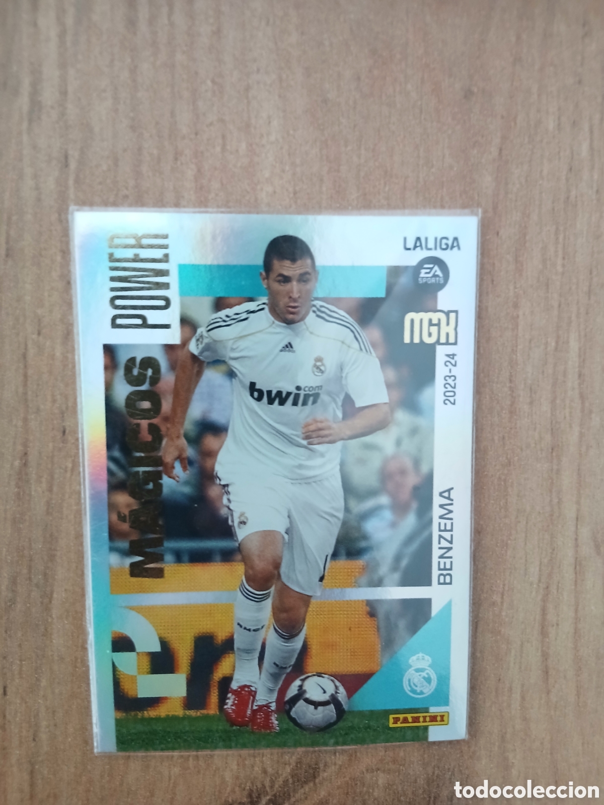 Cromos de Futebol: BENZEMA P433 (REAL MADRID) M&Aacute;GICOS POWER PARALELA MEGACRACKS 2023-2024 CROMO CARTA