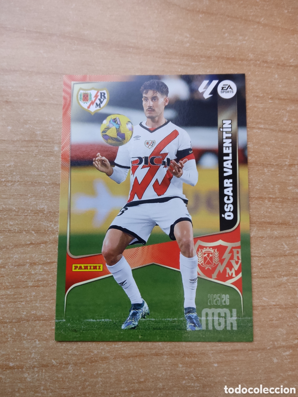 Cartes &agrave; collectionner de Football: 299 OSCAR VALENTIN RAYO VALLECANO MEGACRACKS 2025 2026
