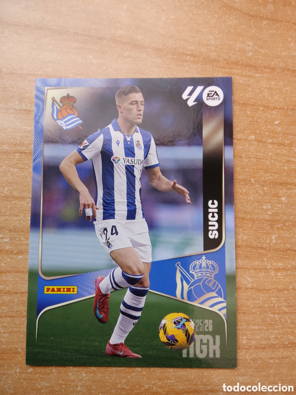 Fu&szlig;ball-Sticker: 319 SUCIC REAL SOCIEDAD MEGACRACKS 2025 2026