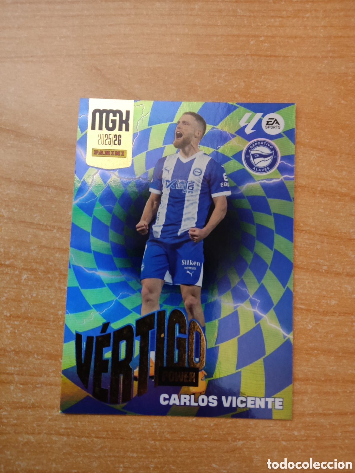 Fu&szlig;ball-Sticker: 382 CARLOS VICENTE VERTIGO POWER ALAVES MEGACRACKS 2025 2026