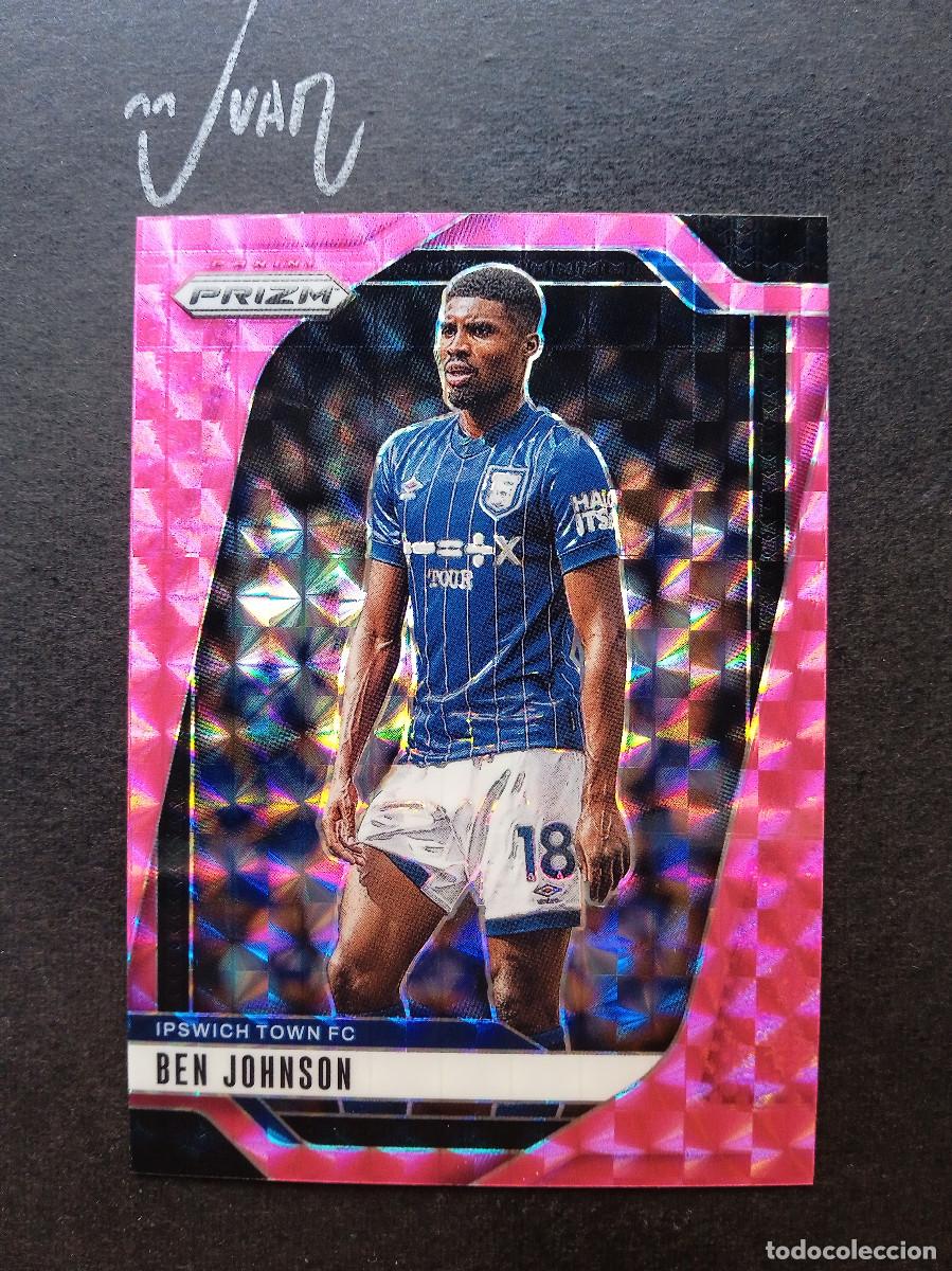 Fu&szlig;ball-Sticker: N&ordm; 278 PARALELA PINK MOSAIC BEN JOHNSON IPSWICH TOWN ⚽ PANINI &reg; PRIZM PREMIER 2024 2025 24 25
