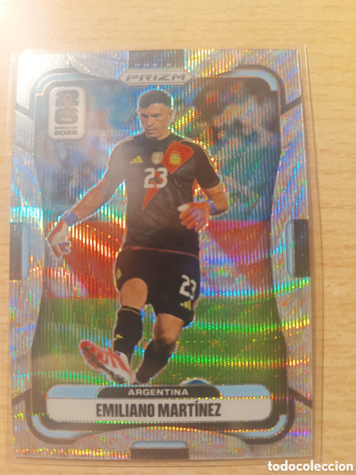 Fu&szlig;ball-Sticker: 2 EMILIANO MART&Iacute;NEZ DIBU ARGENTINA WAVE PARALEL PRIZM FIFA WORLD CUP 2026 MUNDIAL 26 PANINI