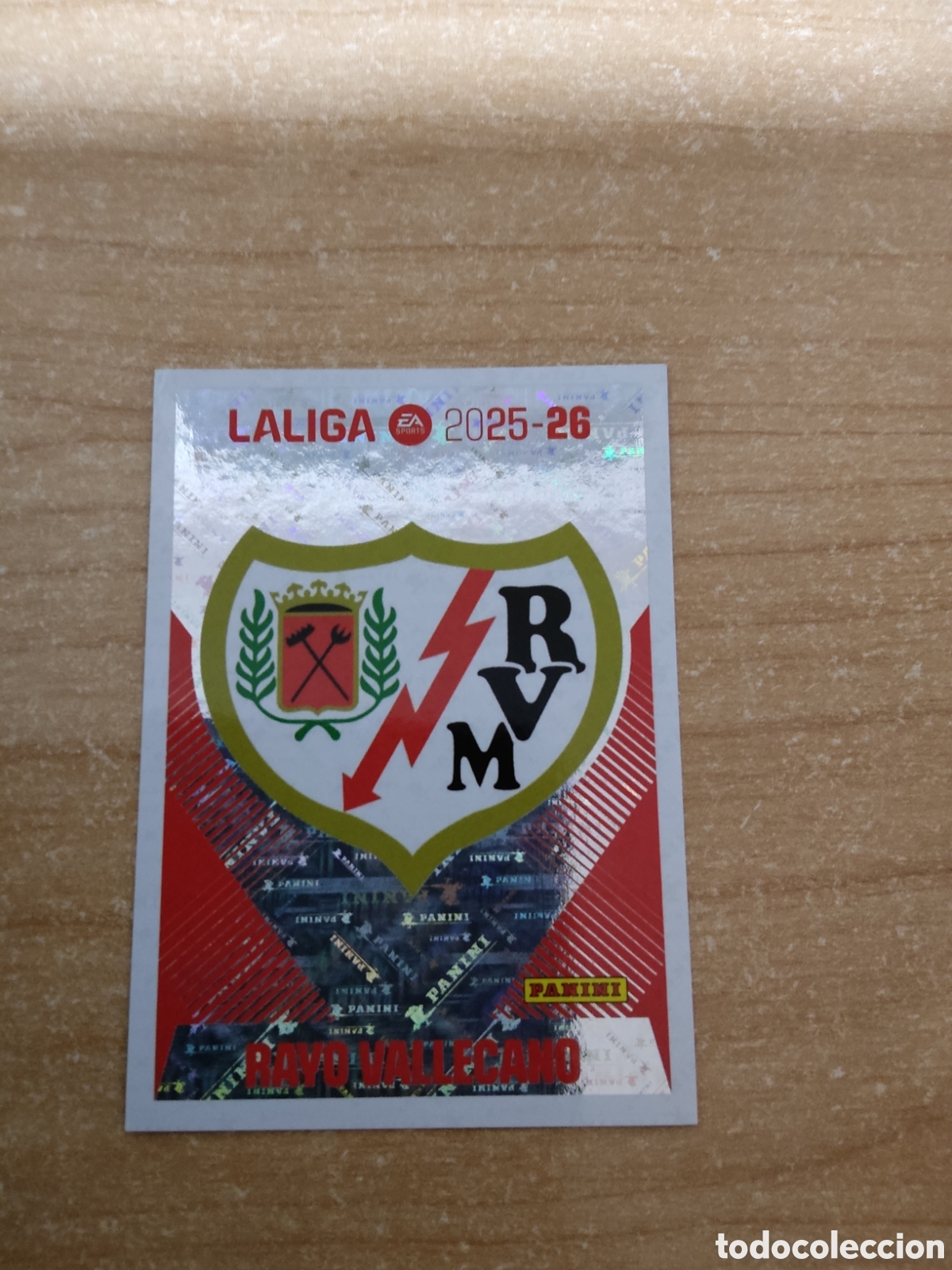 Cromos de f&uacute;tbol: 1 ESCUDO RAYO VALLECANO LIGA ESTE 2025 2026