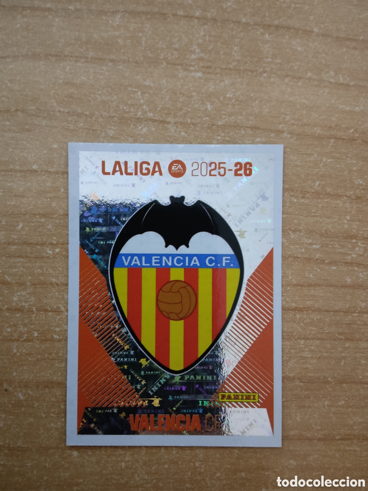 Cromos de f&uacute;tbol: 1 ESCUDO VALENCIA LIGA ESTE 2025 2026