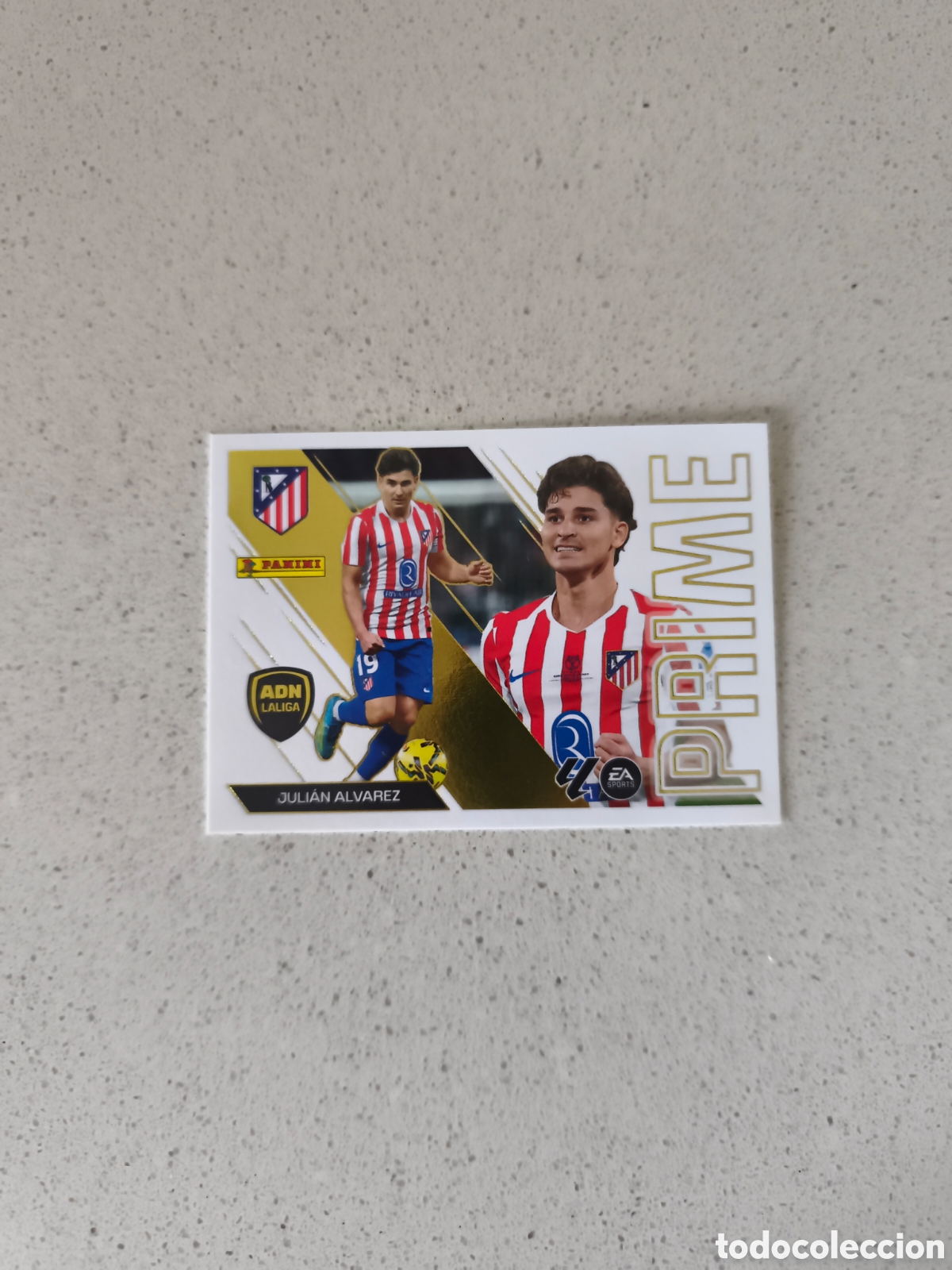 Cromos de f&uacute;tbol: CROMO N&Uacute;MERO 5 JULI&Aacute;N &Aacute;LVAREZ ATL&Eacute;TICO DE MADRID ADN LA LIGA PRIME. LIGA ESTE 26/27. PANINI.