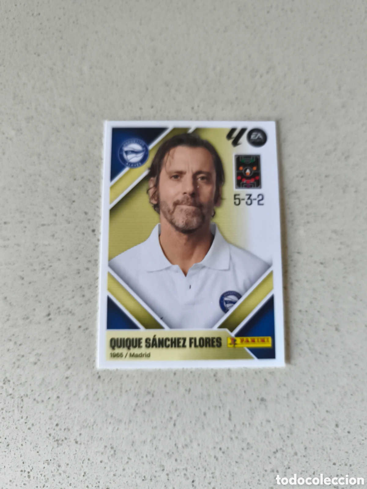 Figurine di Calcio: CROMO NUMERO 2 QUIQUE S&Aacute;NCHEZ FLORES ALAVES. LIGA ESTE 26/27. PANINI.