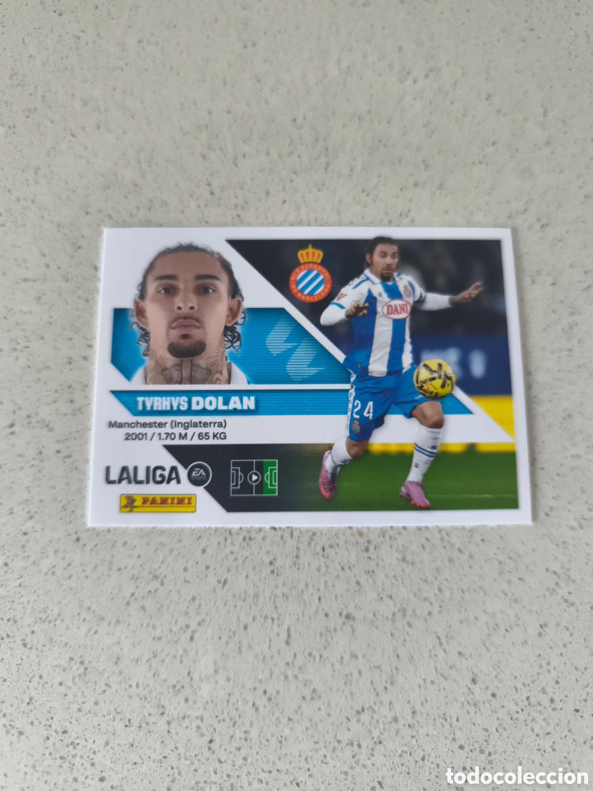 Figurine di Calcio: CROMO N&Uacute;MERO 16 DOLAN ESPANYOL. LIGA ESTE 26/27. PANINI.