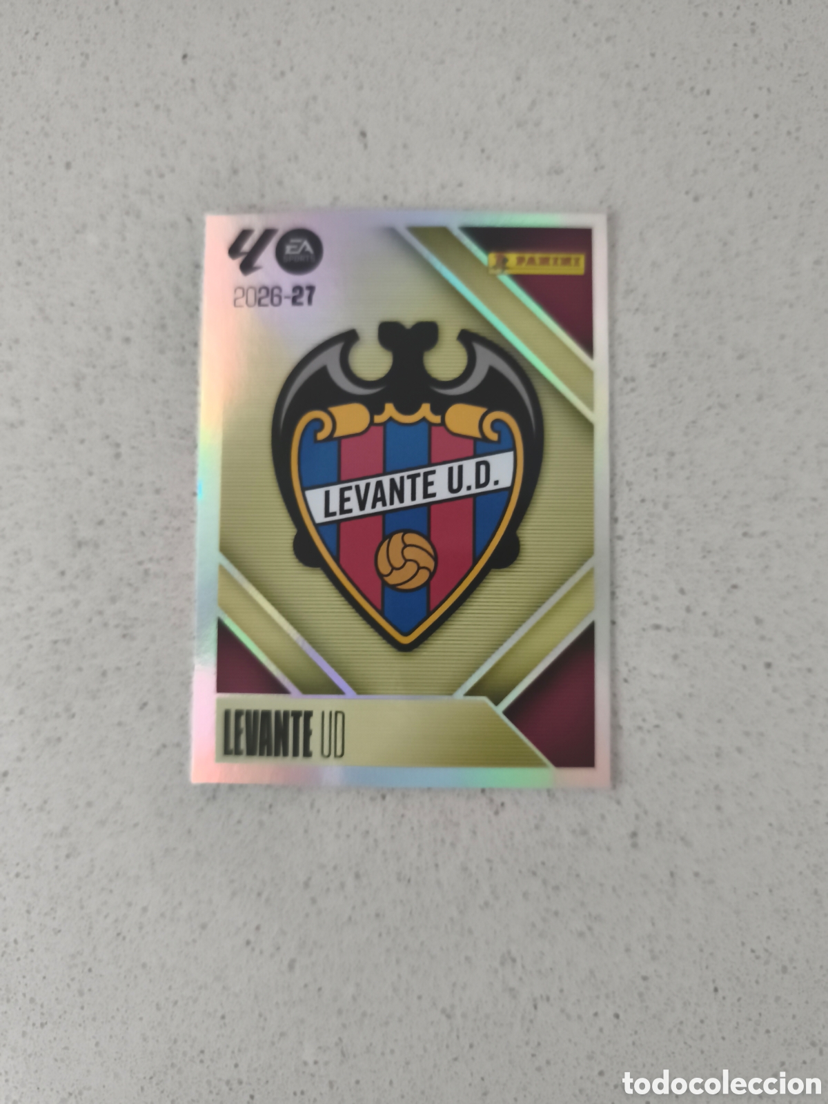 Cromos de f&uacute;tbol: CROMO N&Uacute;MERO 1 ESCUDO LEVANTE. LIGA ESTE 26/27. PANINI.