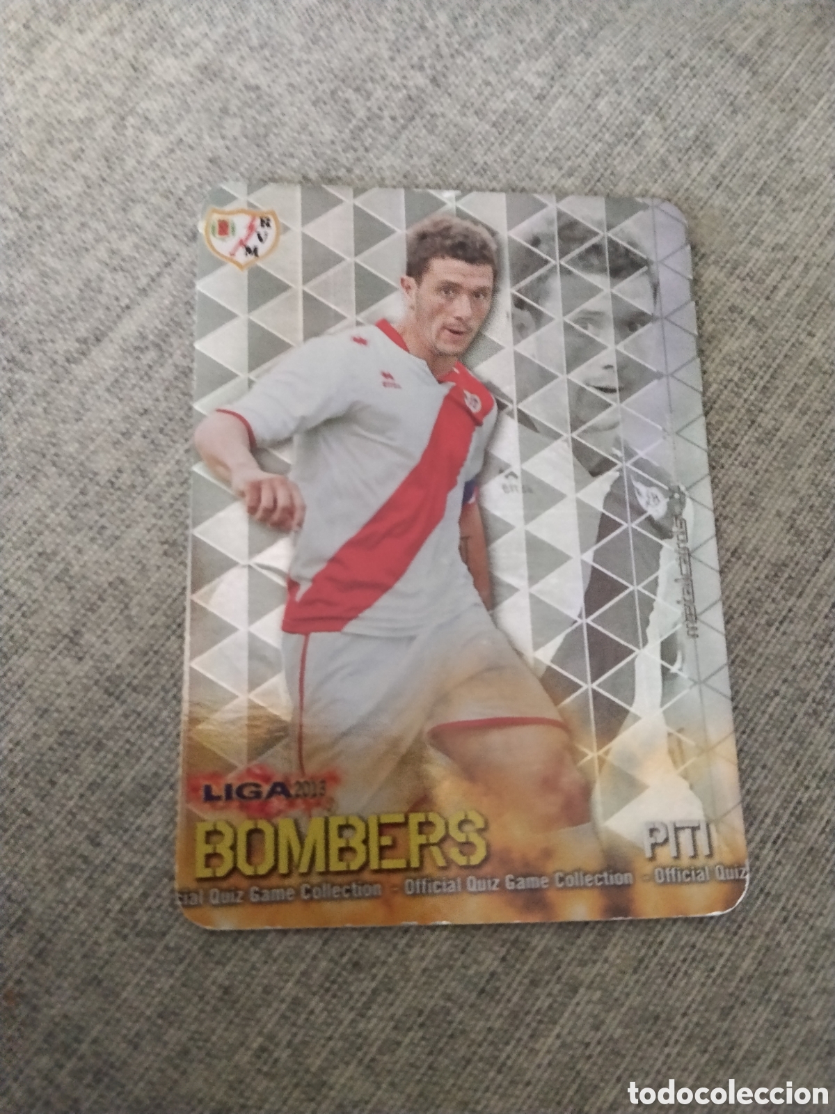 Cromos de Futebol: MUNDICROMO QUIZ GAME LIGA 2013 - METALCARD BOMBERS PITI - RAYO VALLECANO (FONDO RAYAS VERTICALES )