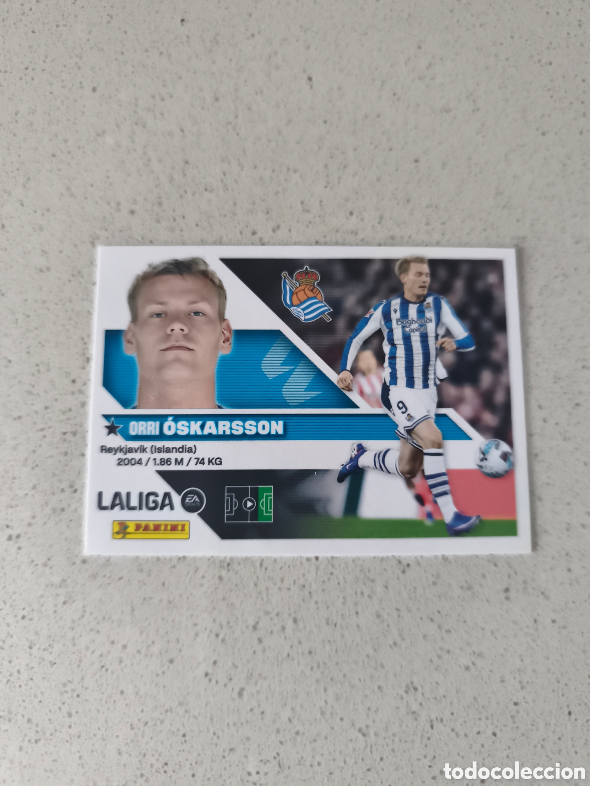 Figurine di Calcio: CROMO N&Uacute;MERO 19 OSKARSSON REAL SOCIEDAD. LIGA ESTE 26/27. PANINI.