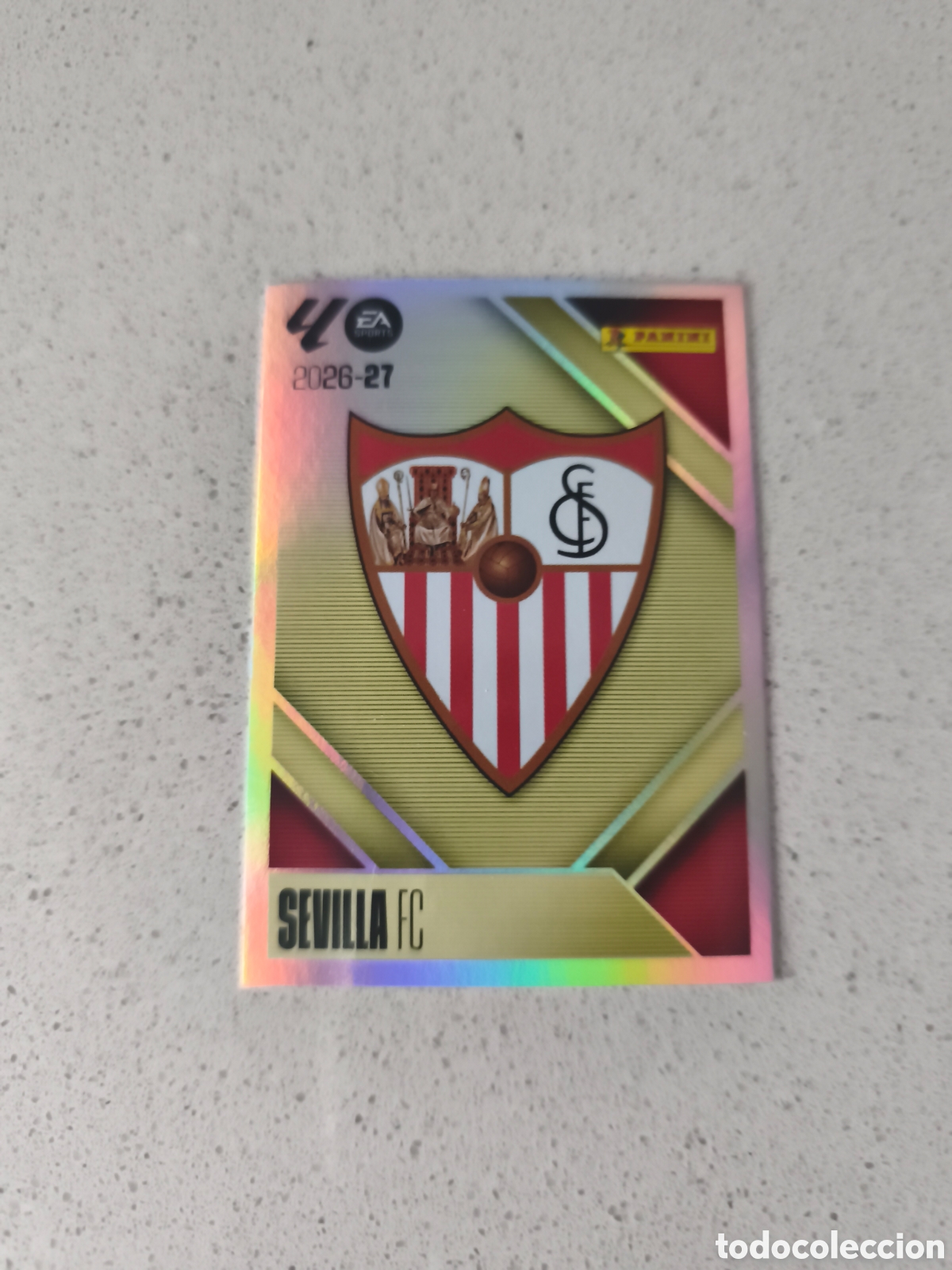 Cromos de f&uacute;tbol: CROMO N&Uacute;MERO 1 ESCUDO SEVILLA. LIGA ESTE 26/27. PANINI.