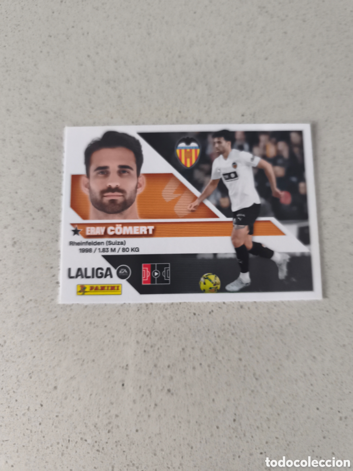 Fu&szlig;ball-Sticker: CROMO NUMERO 8A C&Ouml;MERT VALENCIA. LIGA ESTE 26/27. PANINI.