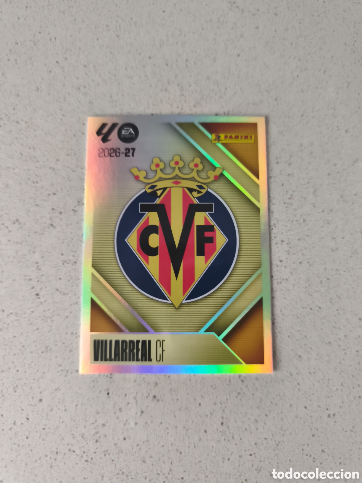 Cromos de f&uacute;tbol: CROMO NUMERO 1 ESCUDO VILLARREAL. LIGA ESTE 26/27. PANINI.