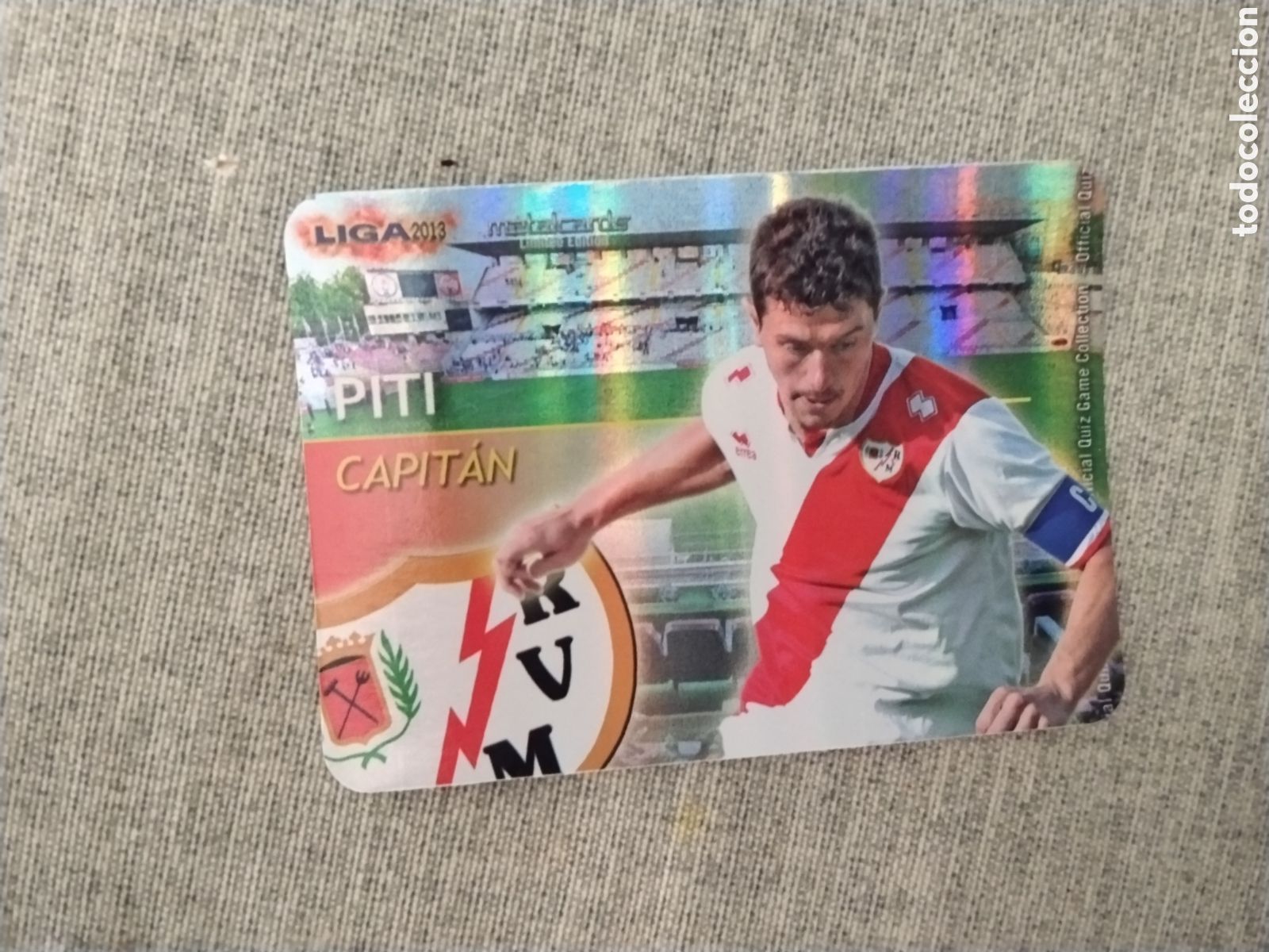 Football Stickers: MUNDICROMO QUIZ GAME LIGA 2013 - METALCARD CAPITAN PITI - RAYO VALLECANO (FONDO RAYAS VERTICALES )